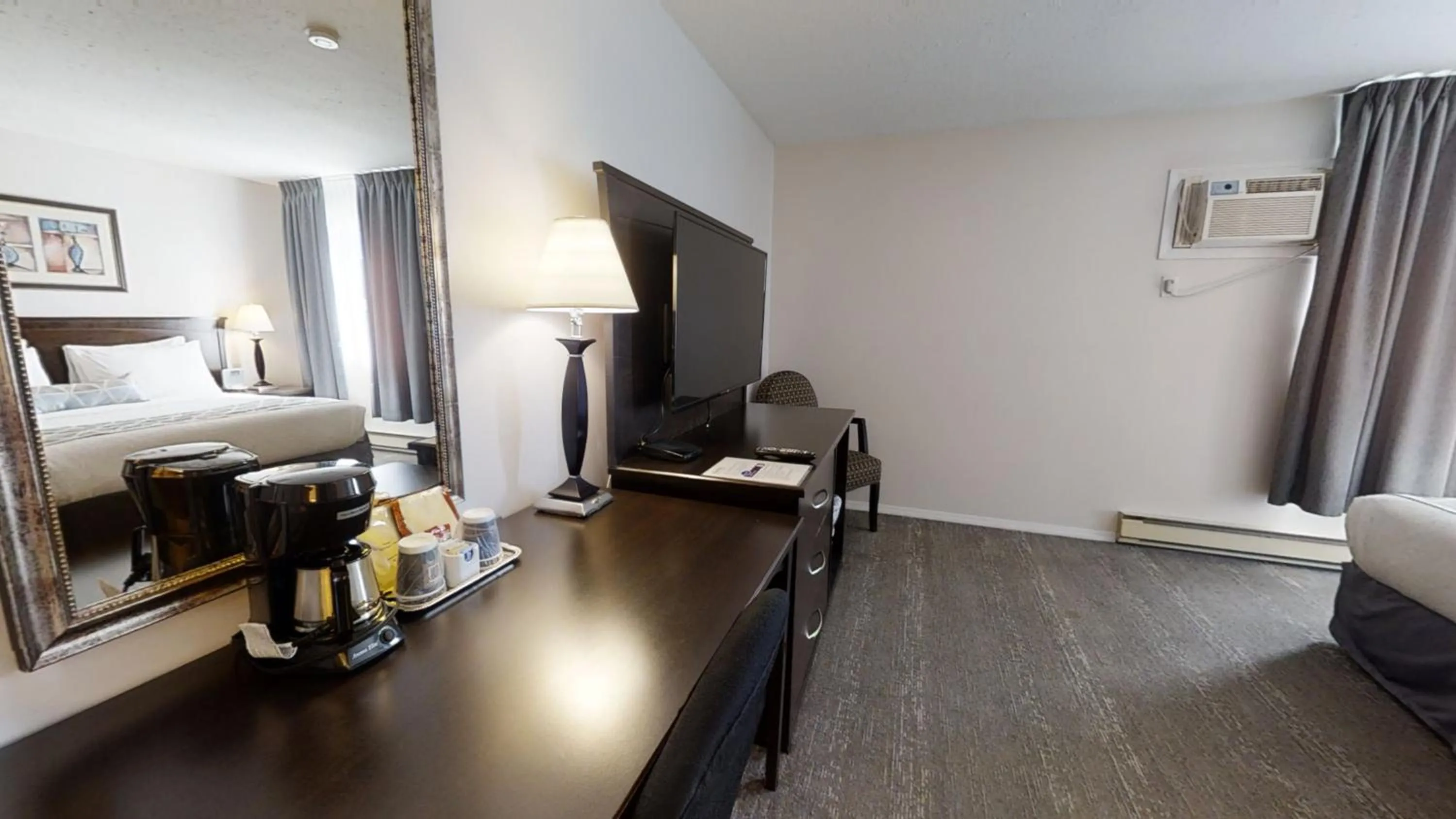 Living room, Bed in Dilworth Inn Kelowna