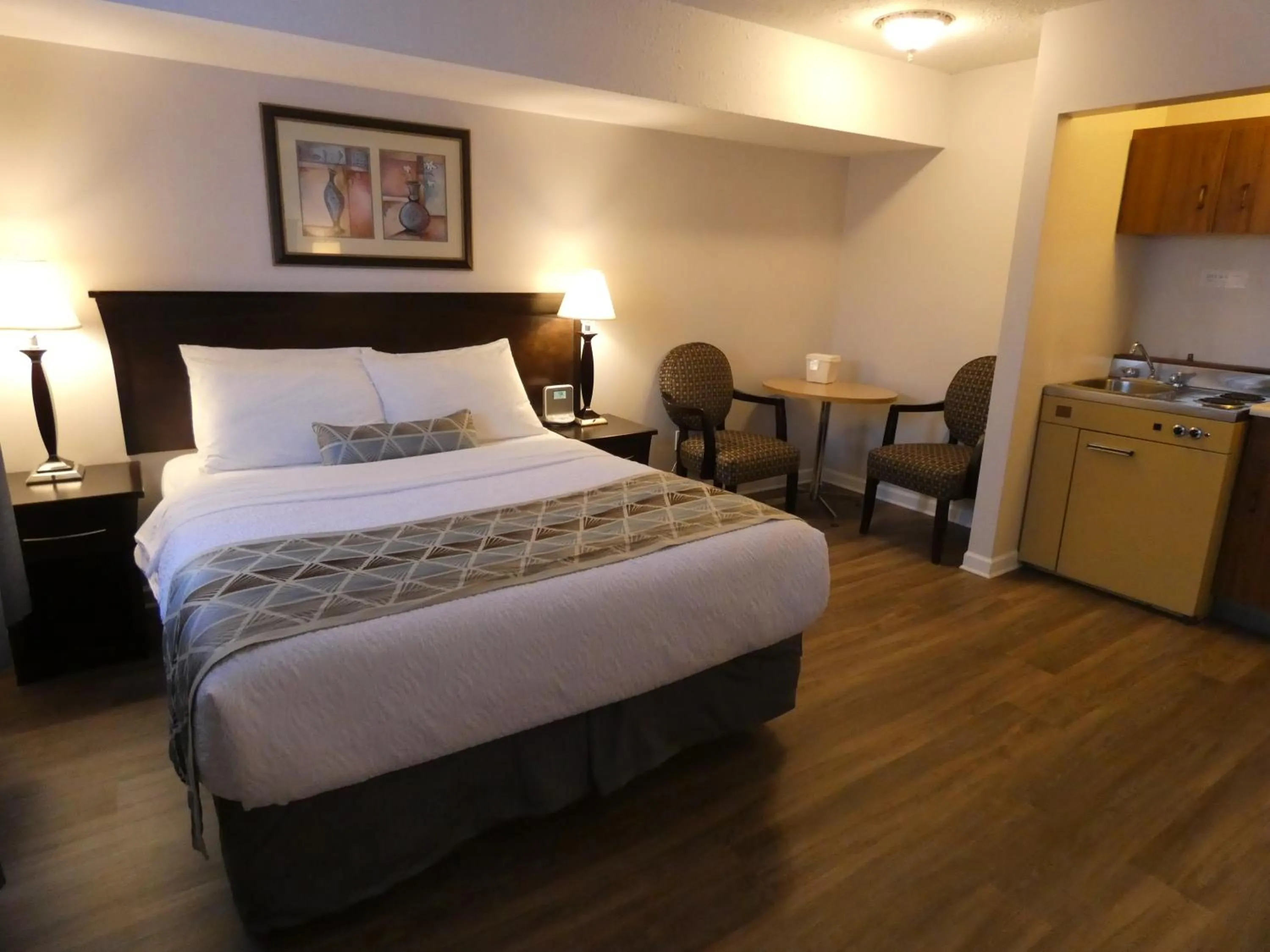 Bed in Dilworth Inn Kelowna