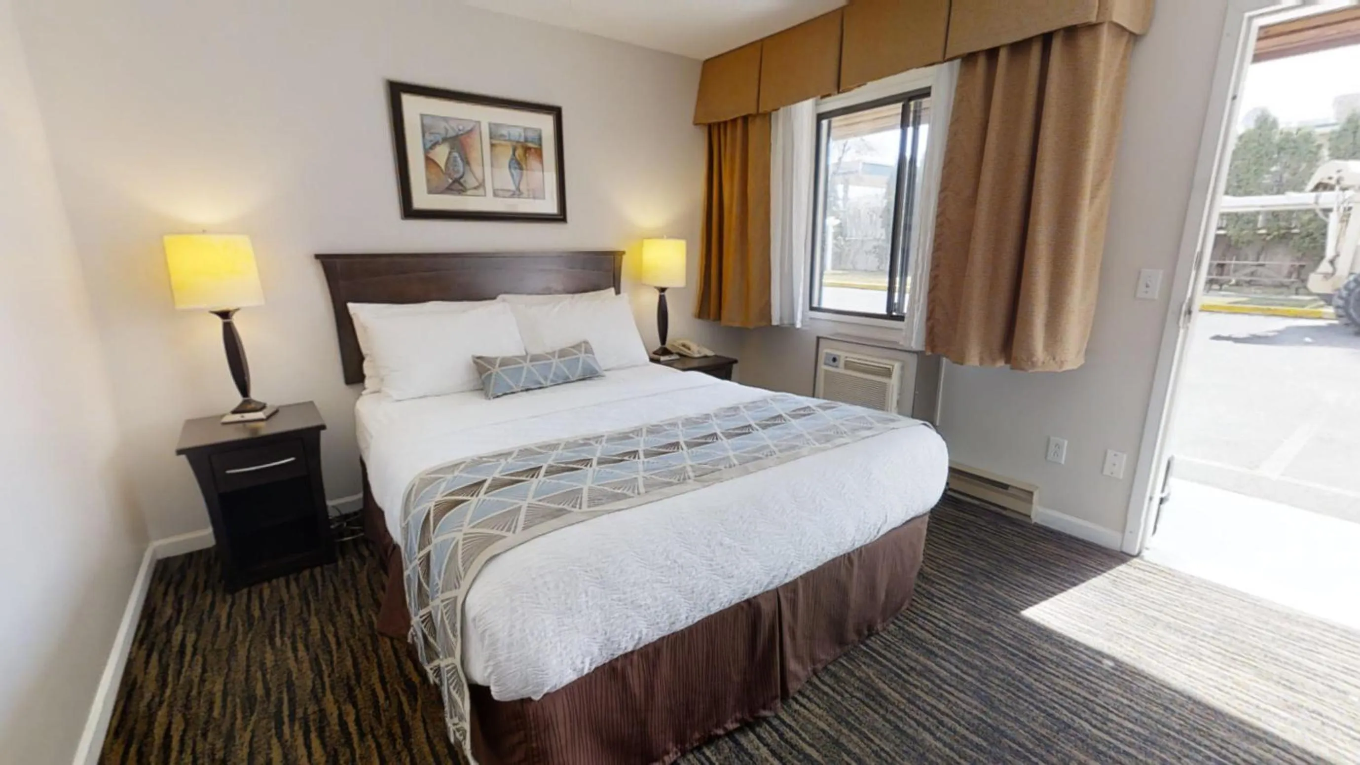 Bed in Recreation Inn and Suites Kelowna