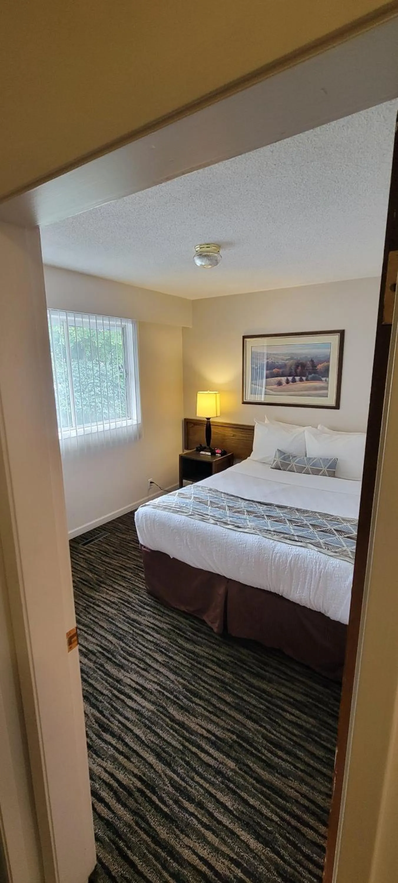 Bed in Recreation Inn and Suites Kelowna