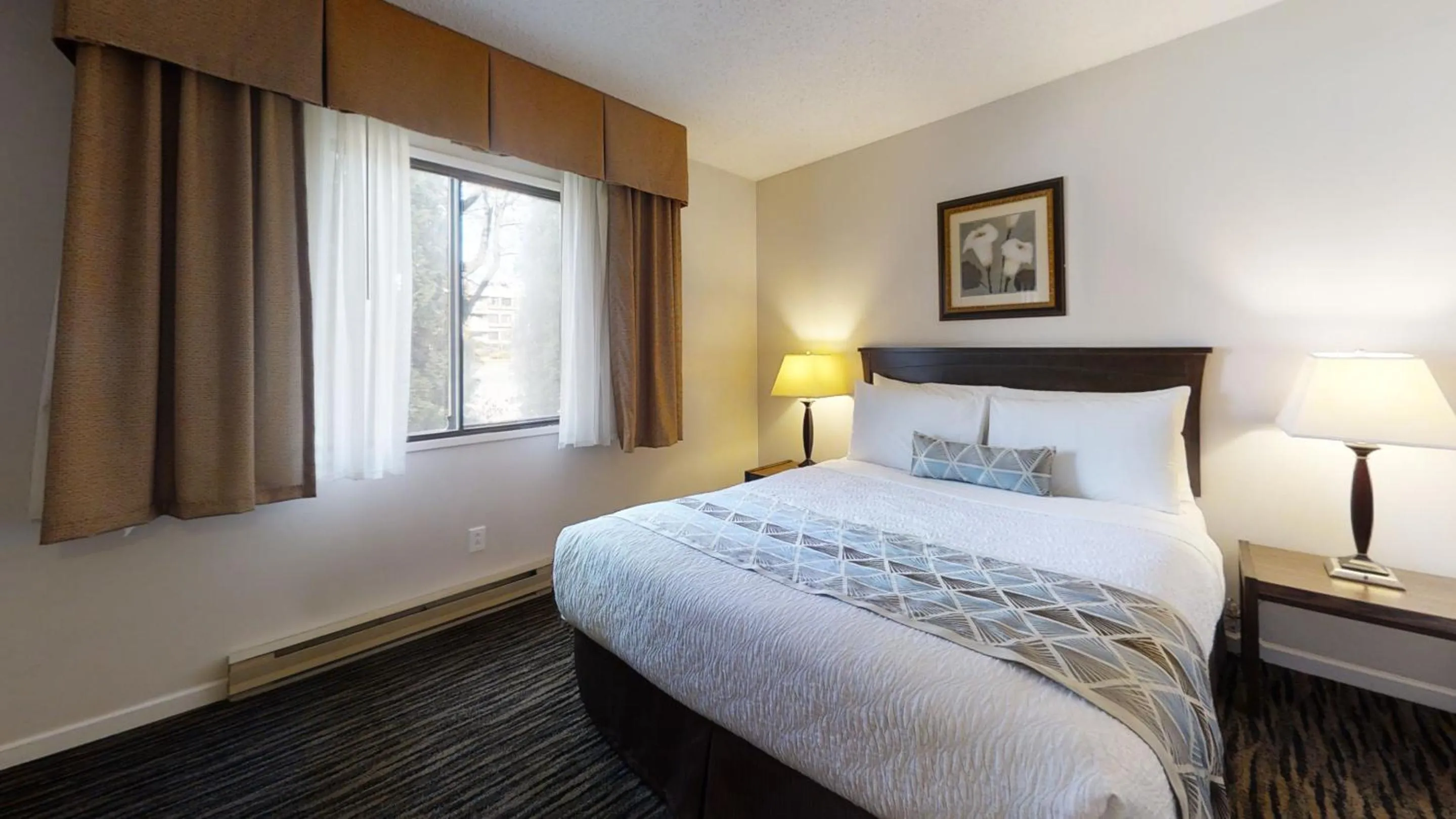 Bedroom, Bed in Recreation Inn and Suites Kelowna