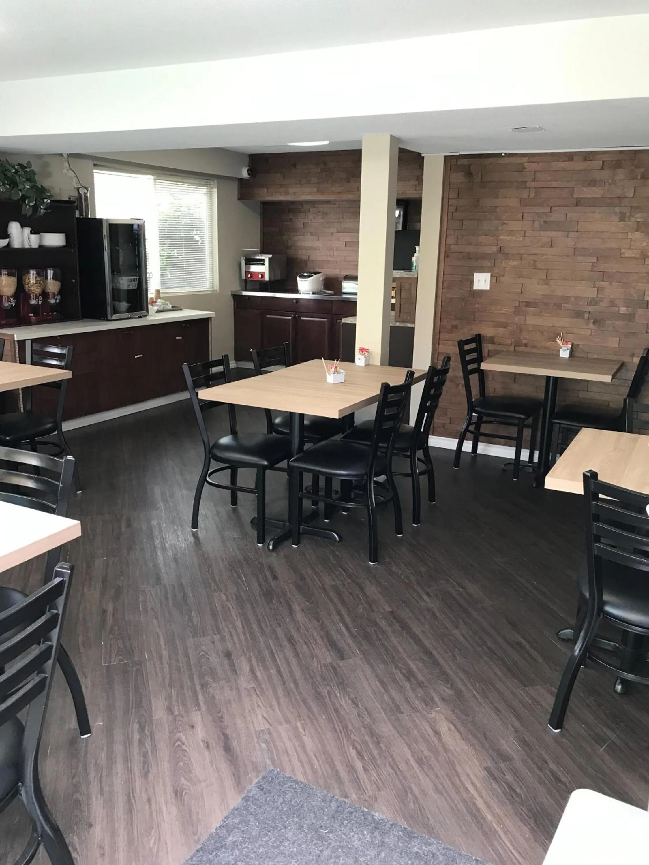 Breakfast in Recreation Inn and Suites Kelowna