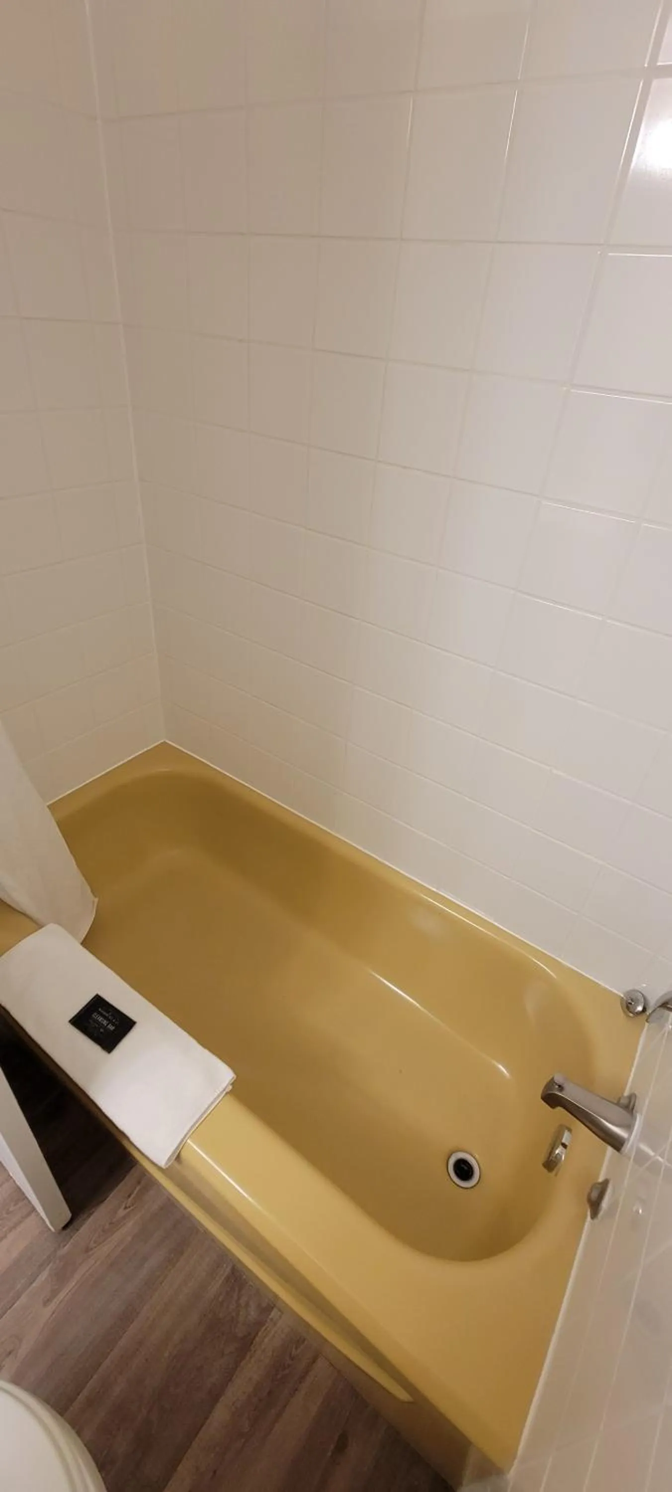 Bath in Recreation Inn and Suites Kelowna