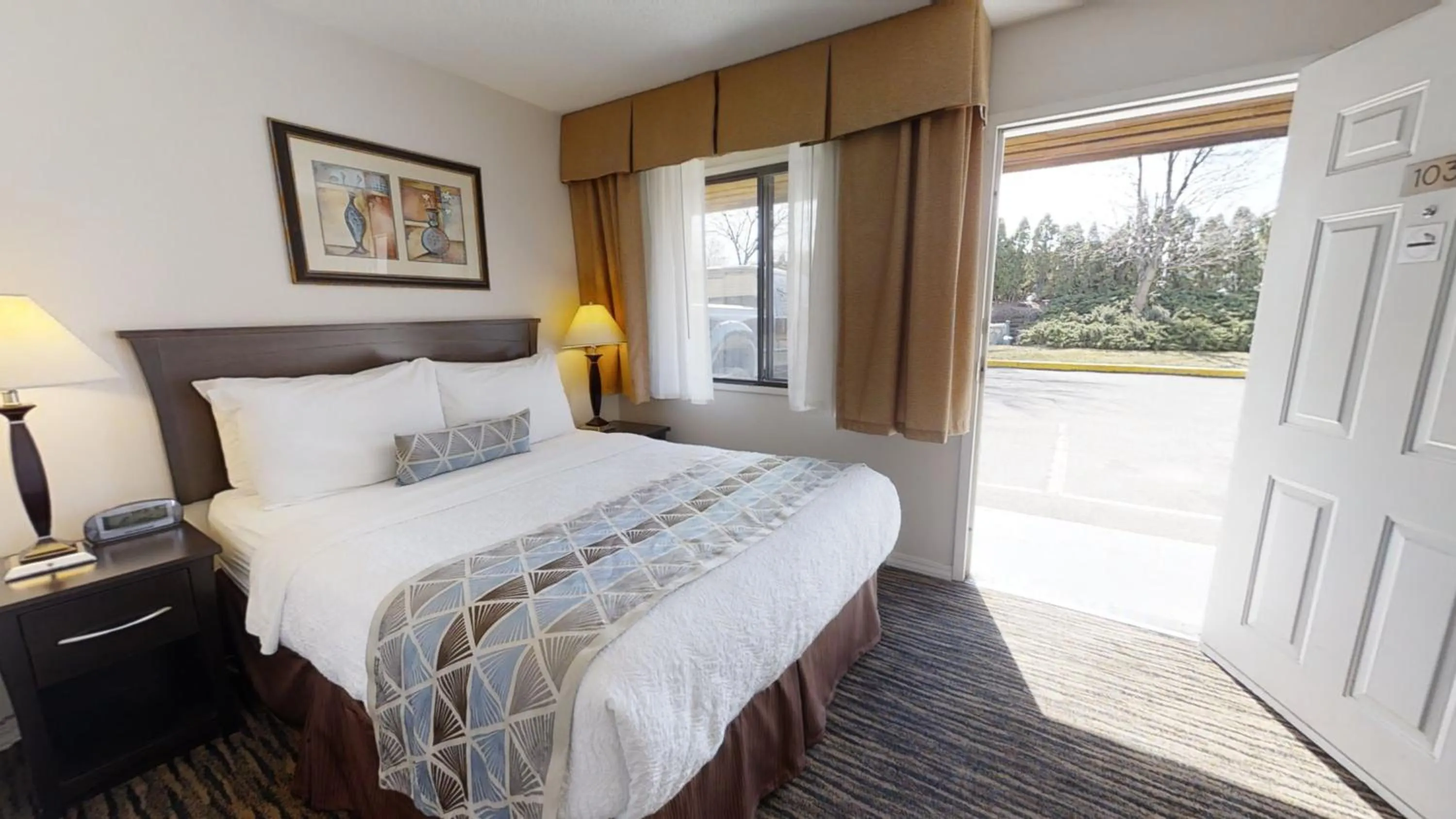 Bed in Recreation Inn and Suites Kelowna