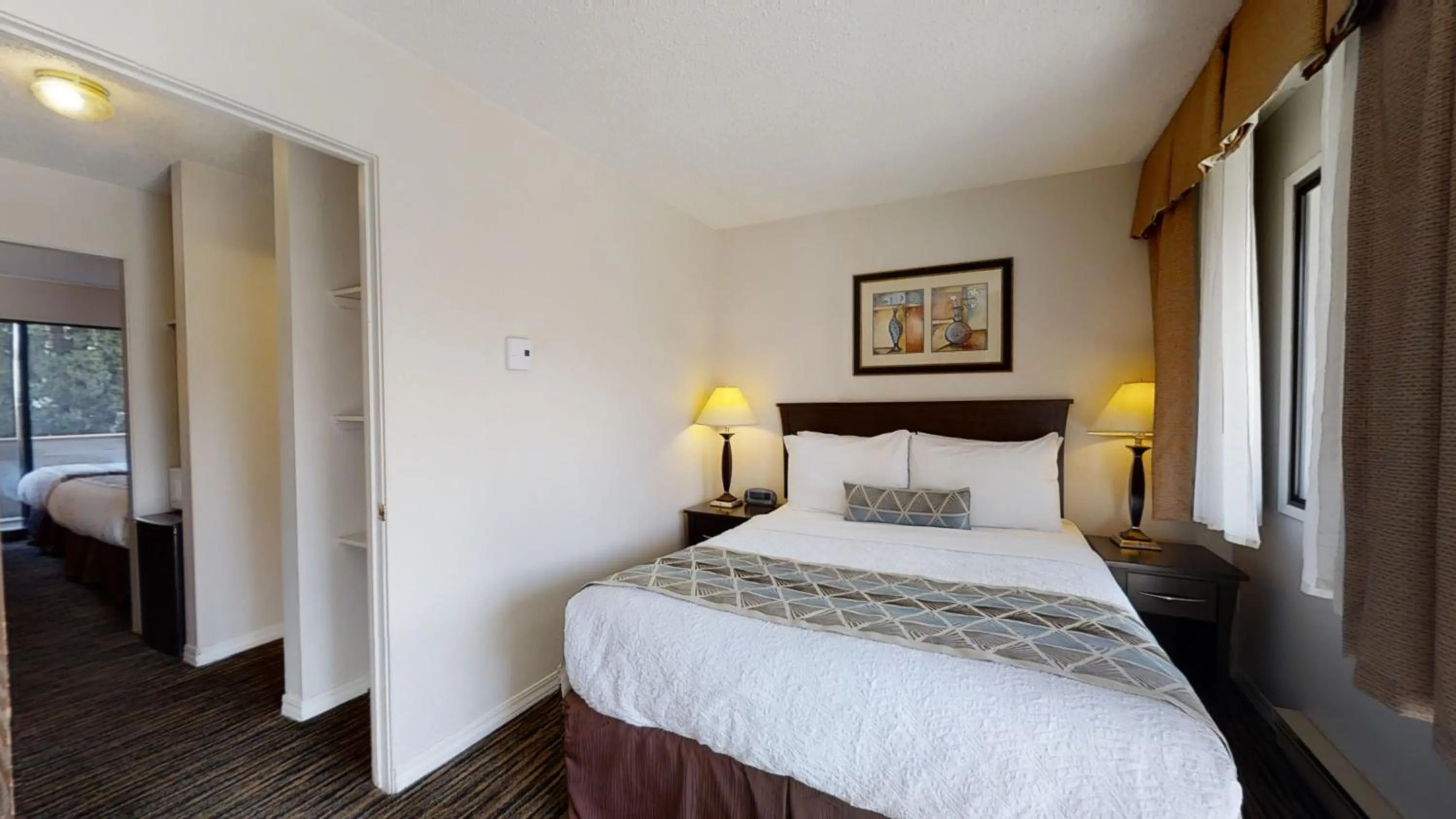 Bed in Recreation Inn and Suites Kelowna