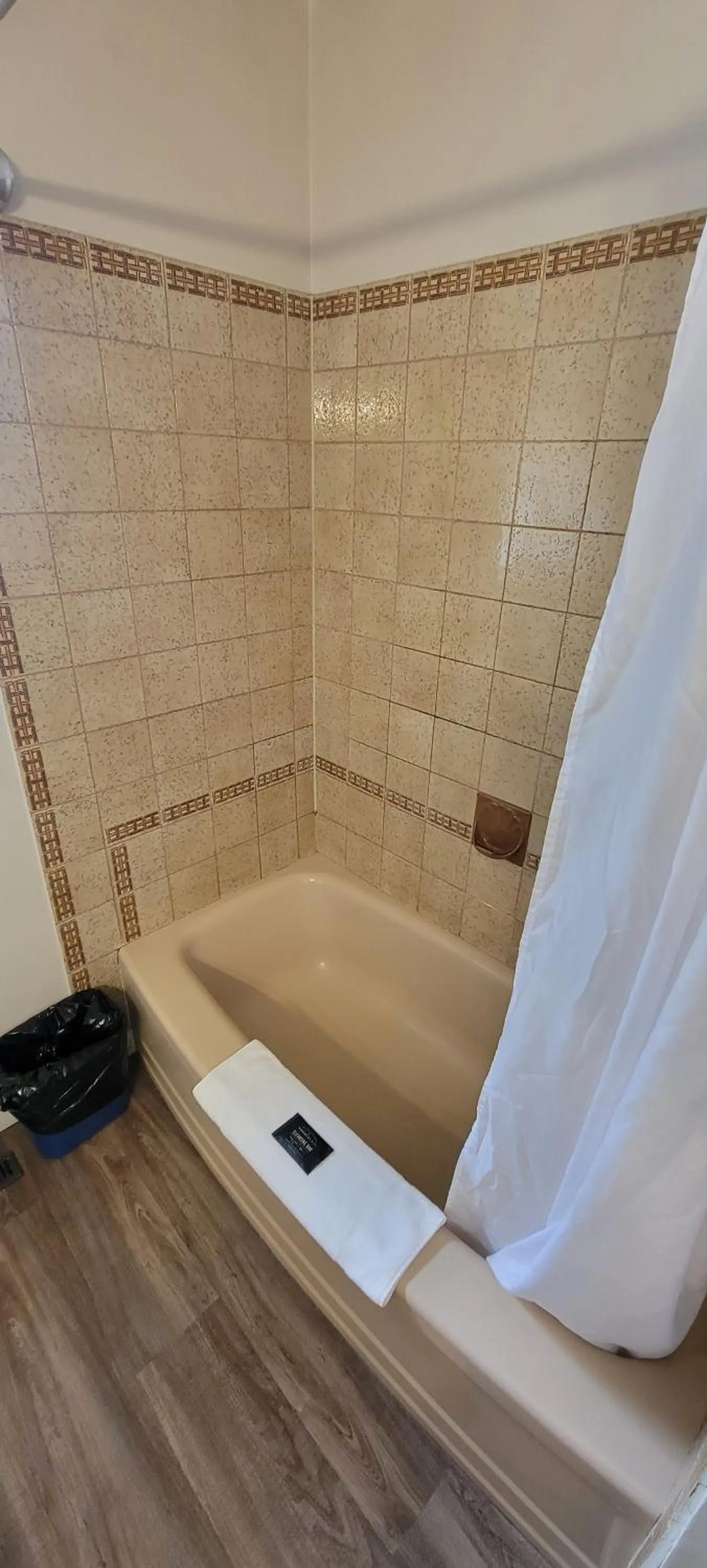Shower in Recreation Inn and Suites Kelowna