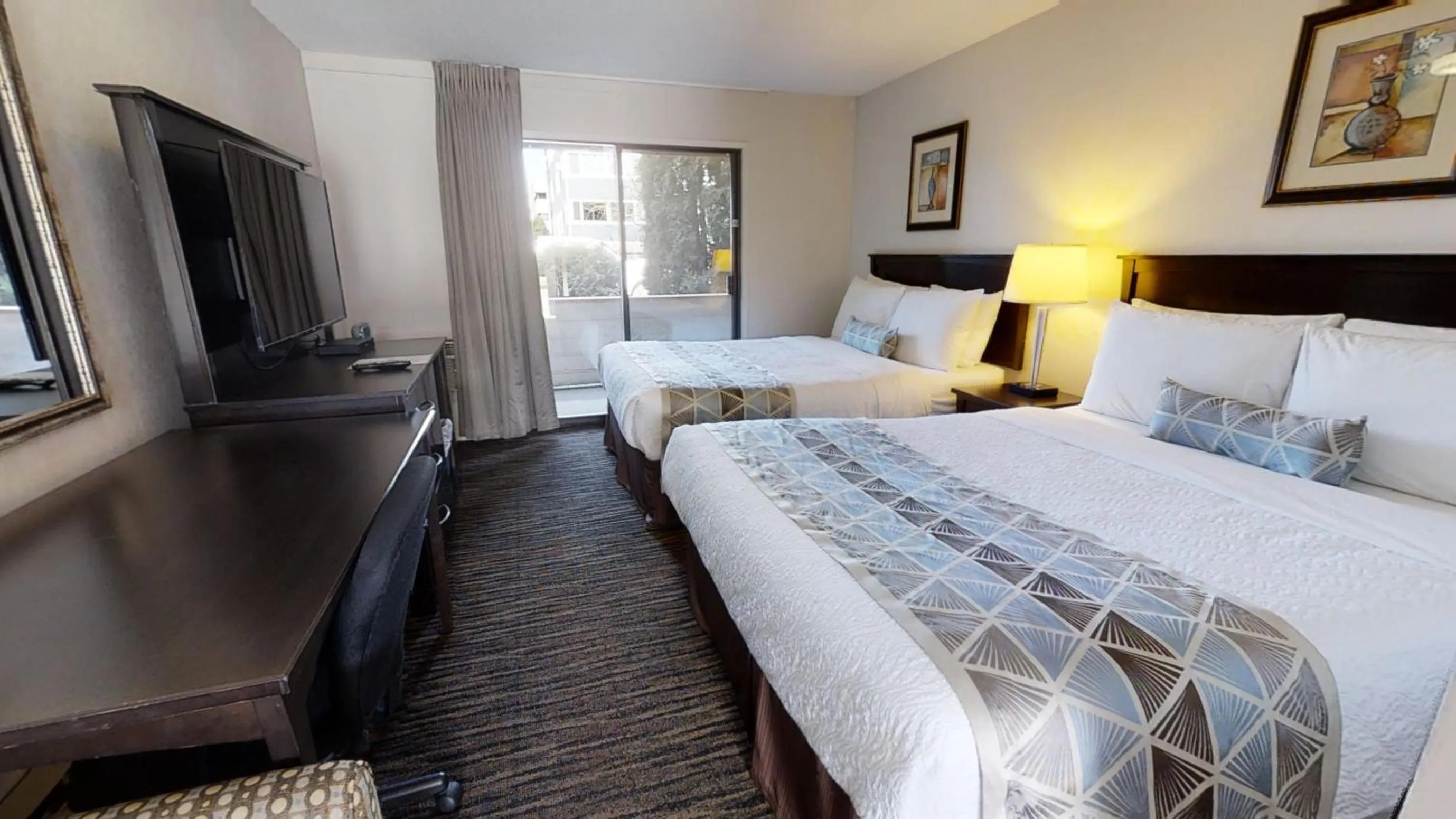 Photo of the whole room, Bed in Recreation Inn and Suites Kelowna