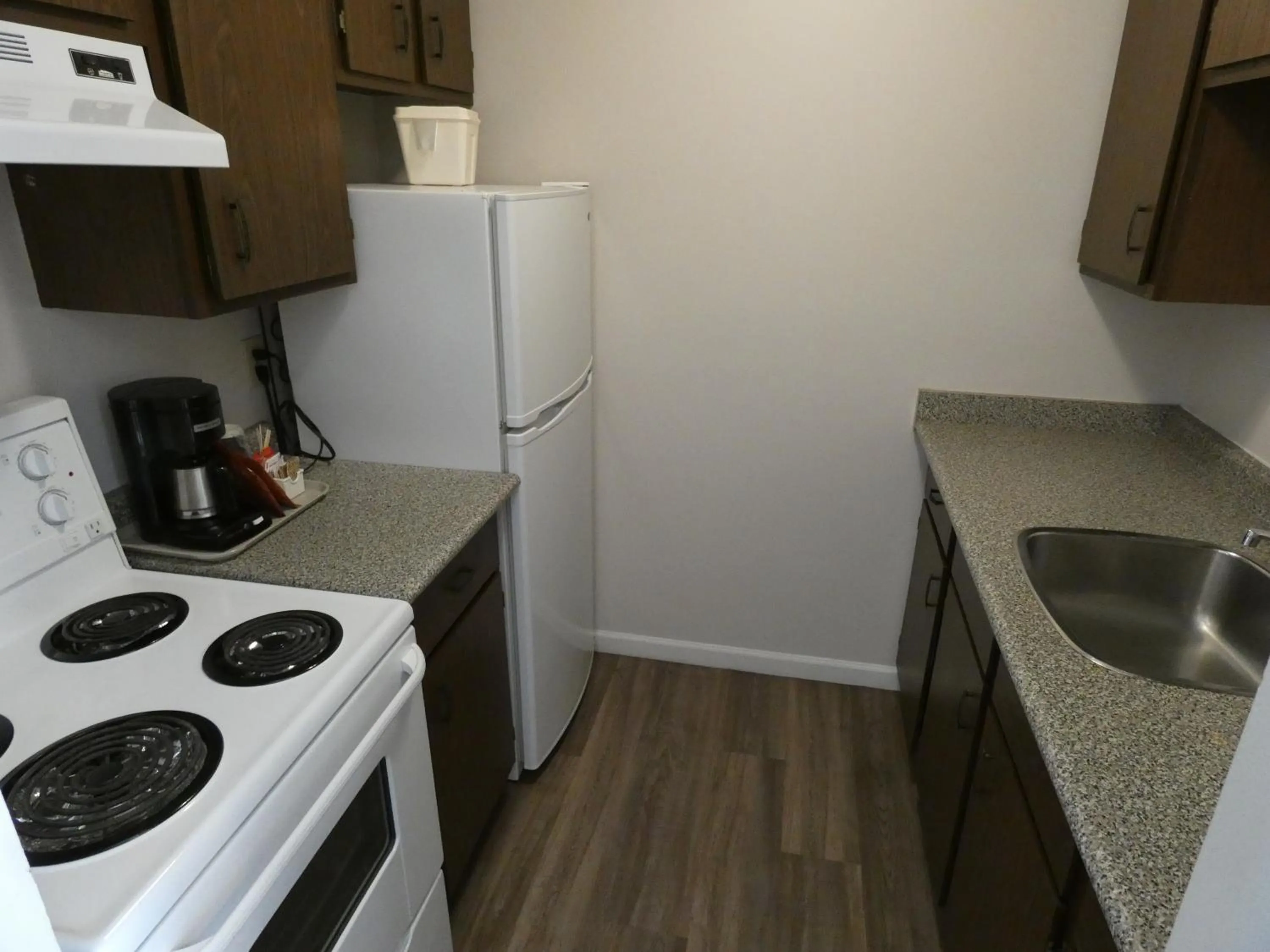 Kitchen or kitchenette in Recreation Inn and Suites Kelowna