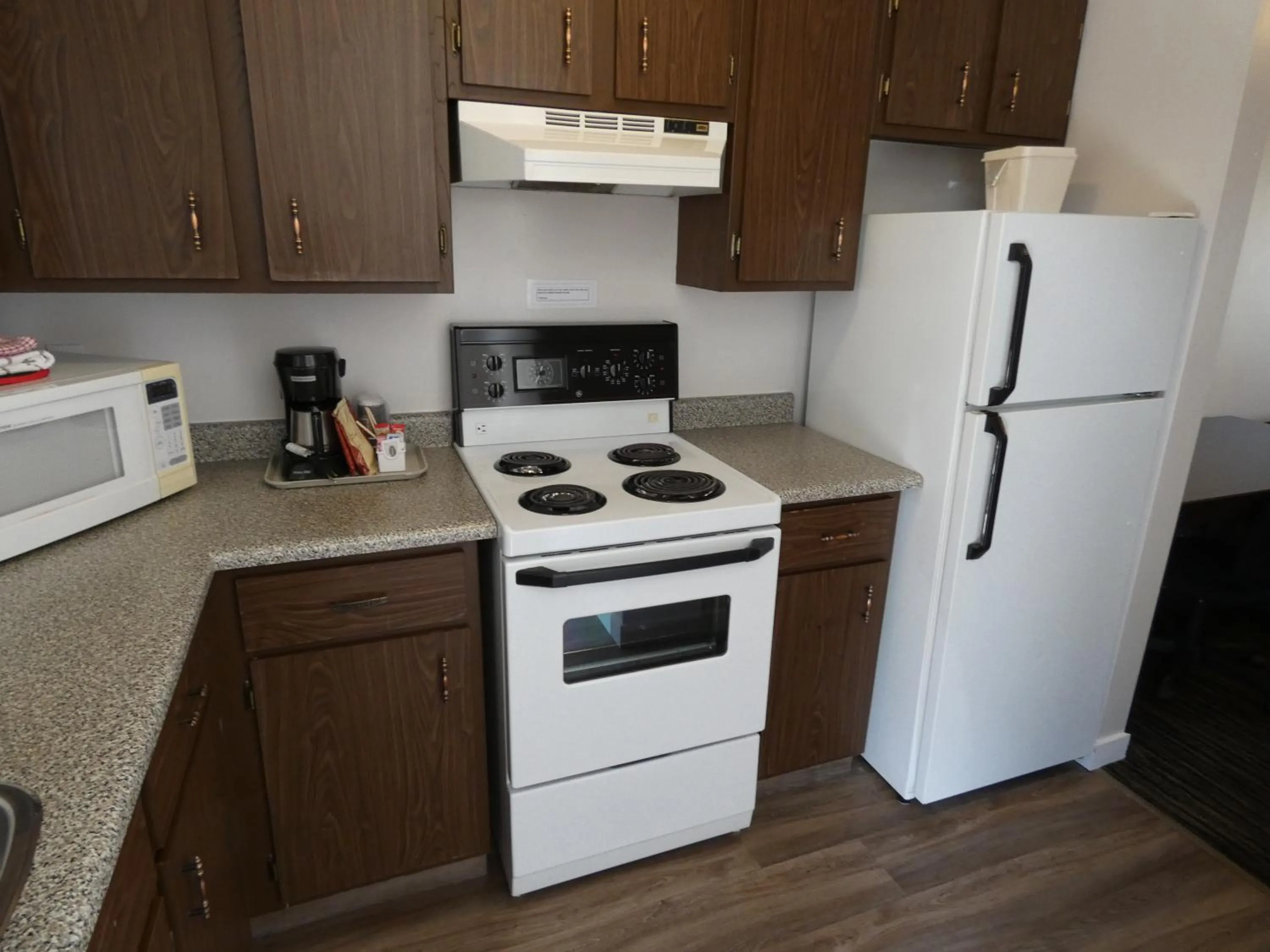 Kitchen or kitchenette in Recreation Inn and Suites Kelowna