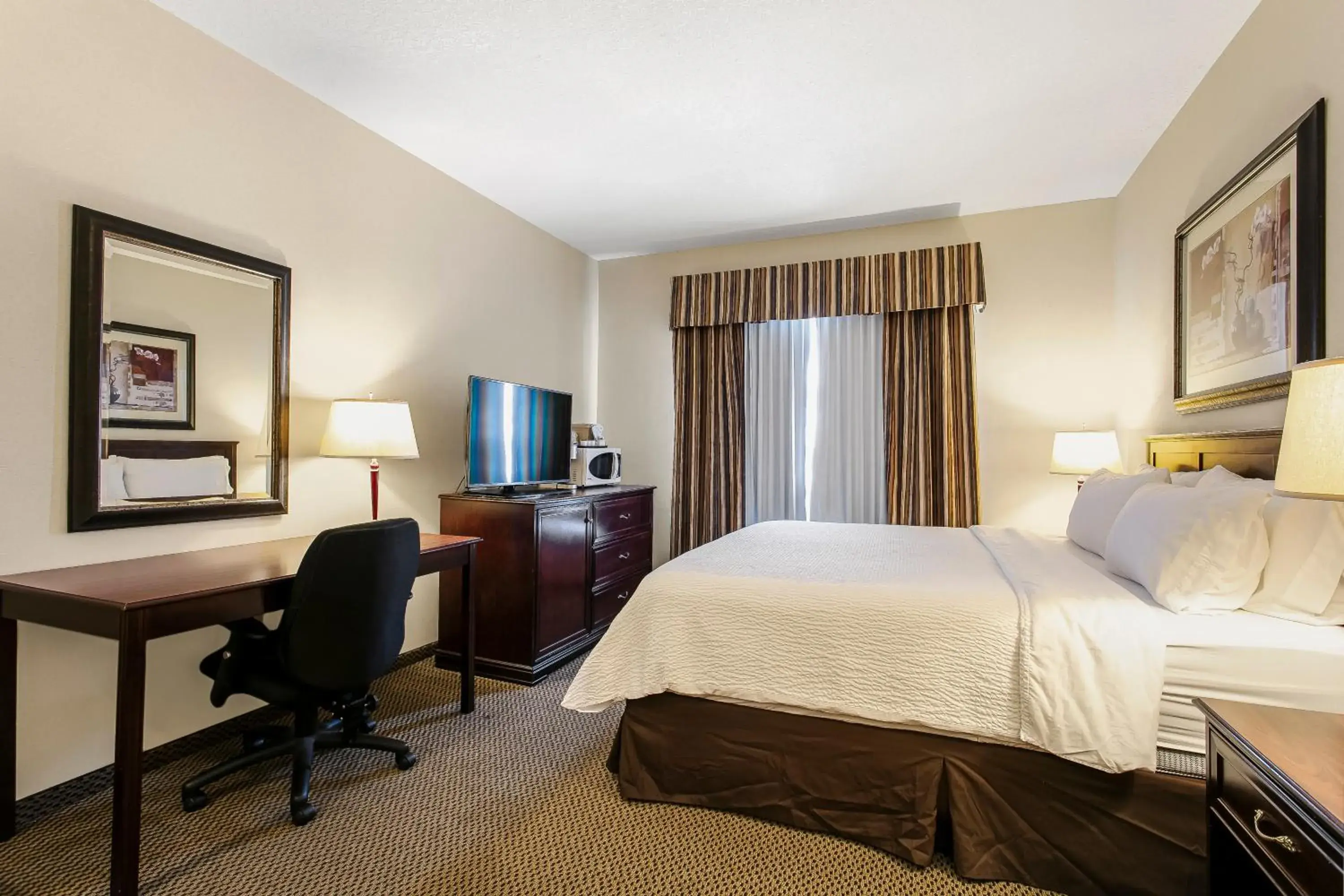 Bed in Holiday Inn & Suites Lloydminster by IHG Bed in Holiday Inn & Suites Lloydminster by IHG