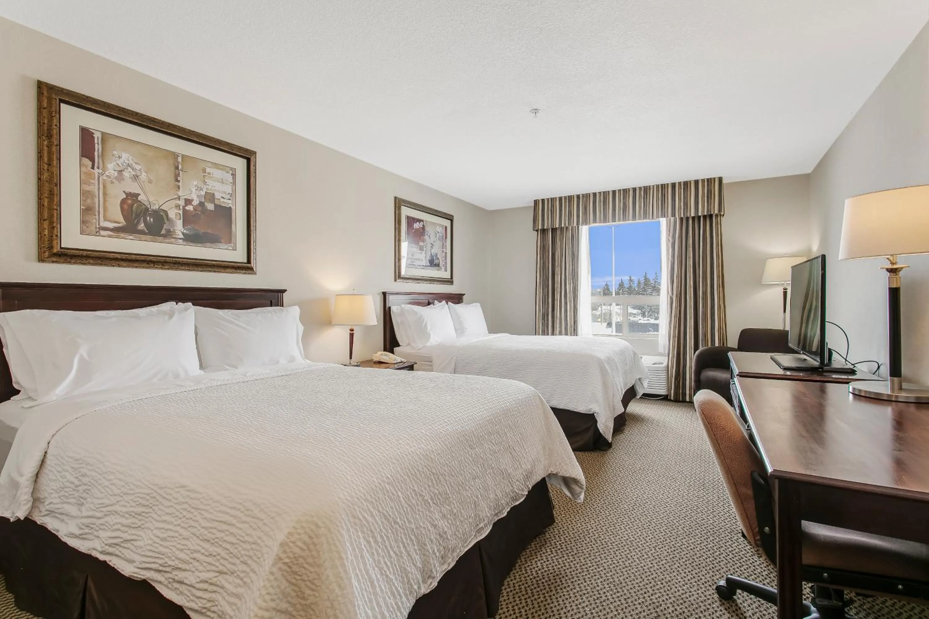 Bed in Holiday Inn & Suites Lloydminster by IHG