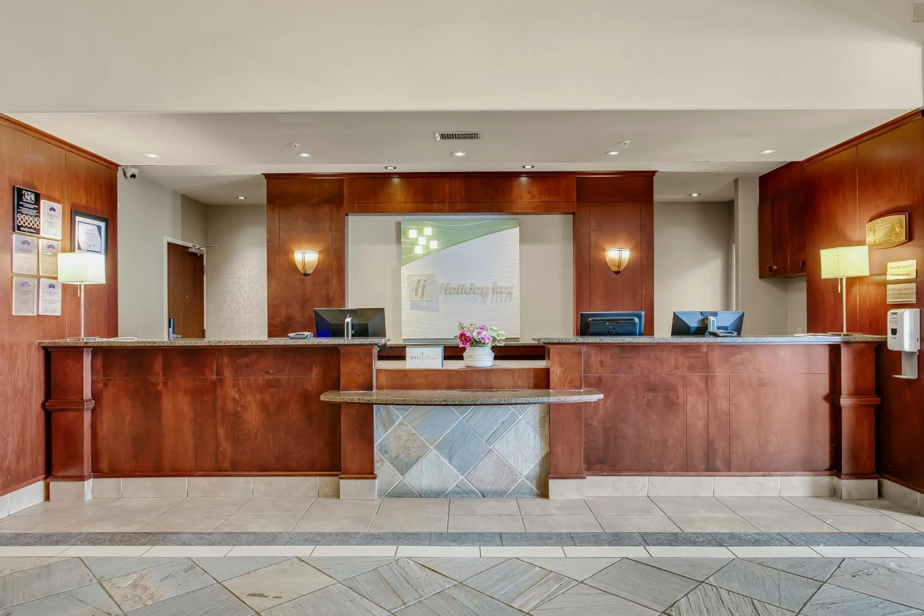 Lobby or reception in Holiday Inn & Suites Lloydminster by IHG