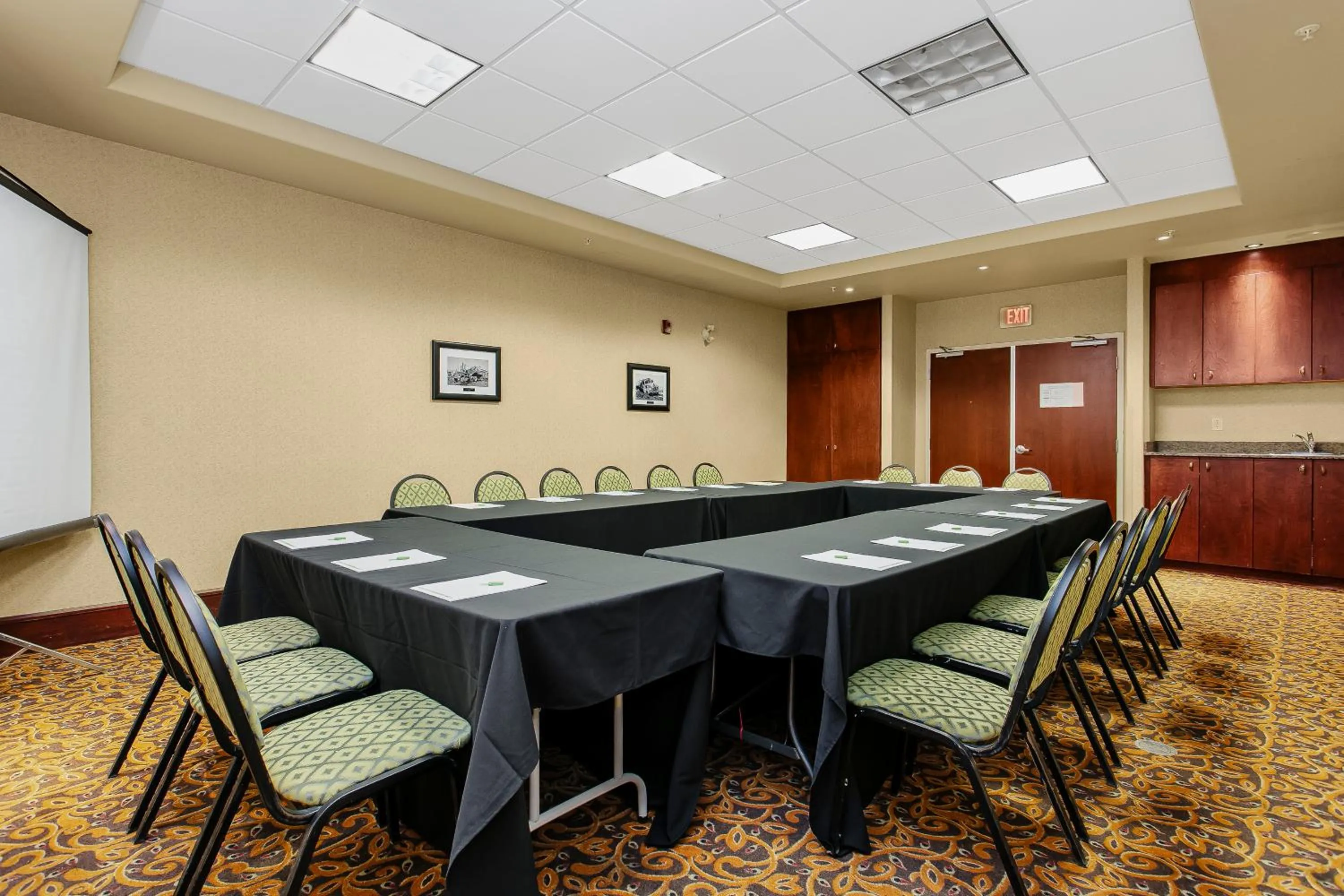 Meeting/conference room in Holiday Inn & Suites Lloydminster by IHG