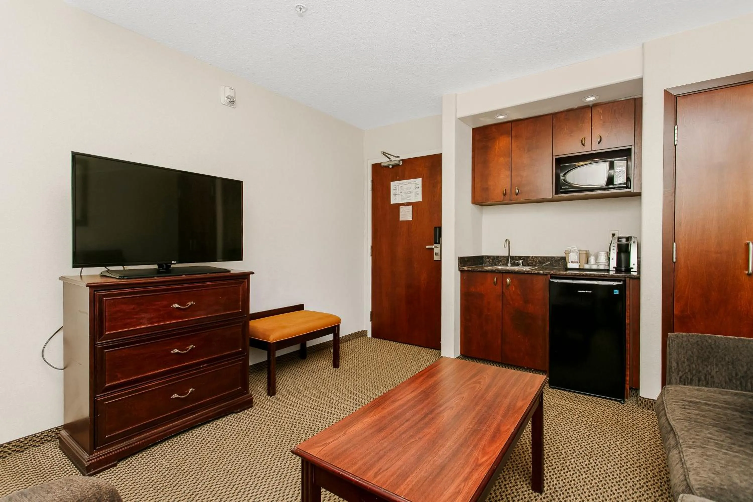 Living room in Holiday Inn & Suites Lloydminster by IHG