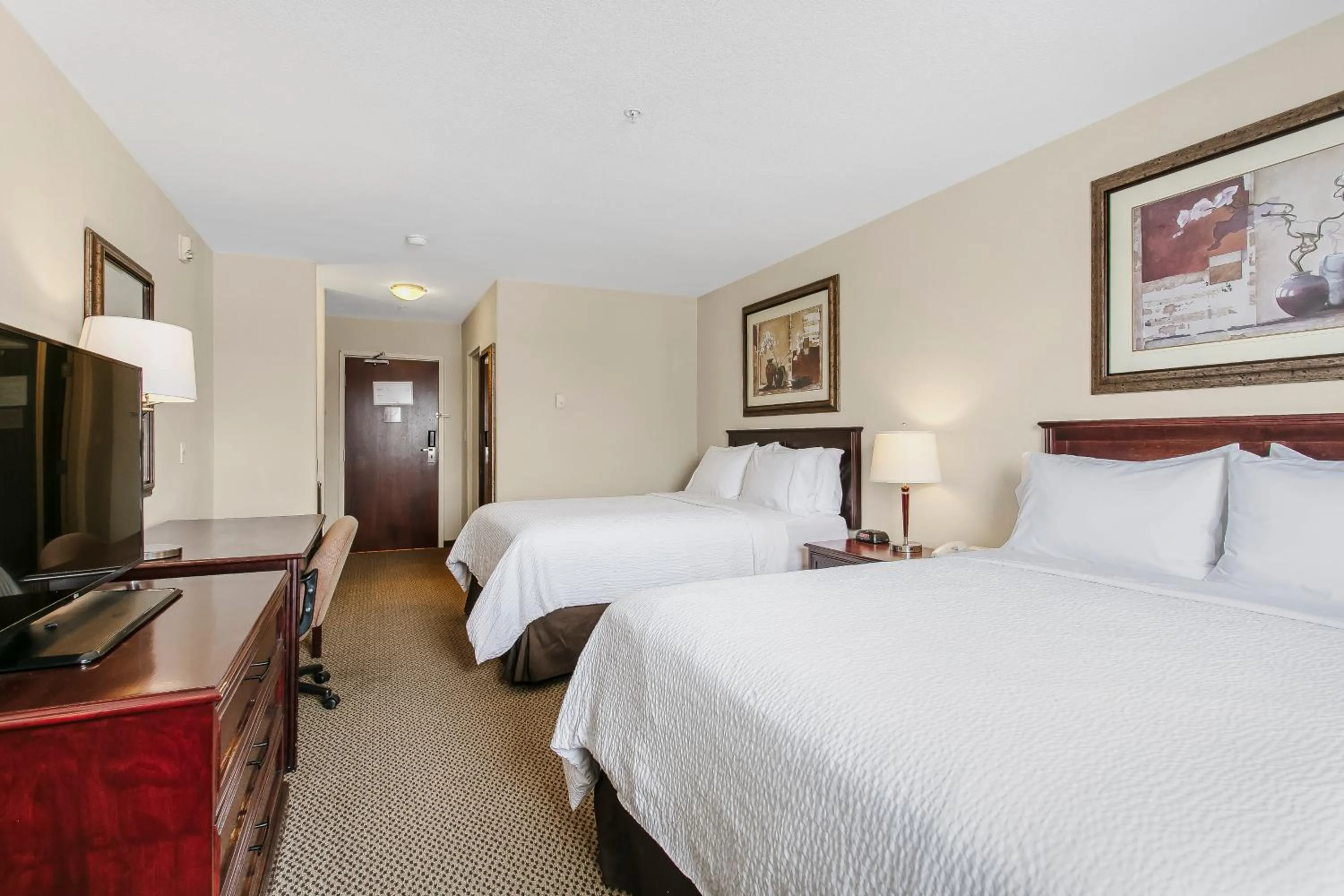 Bed in Holiday Inn & Suites Lloydminster by IHG