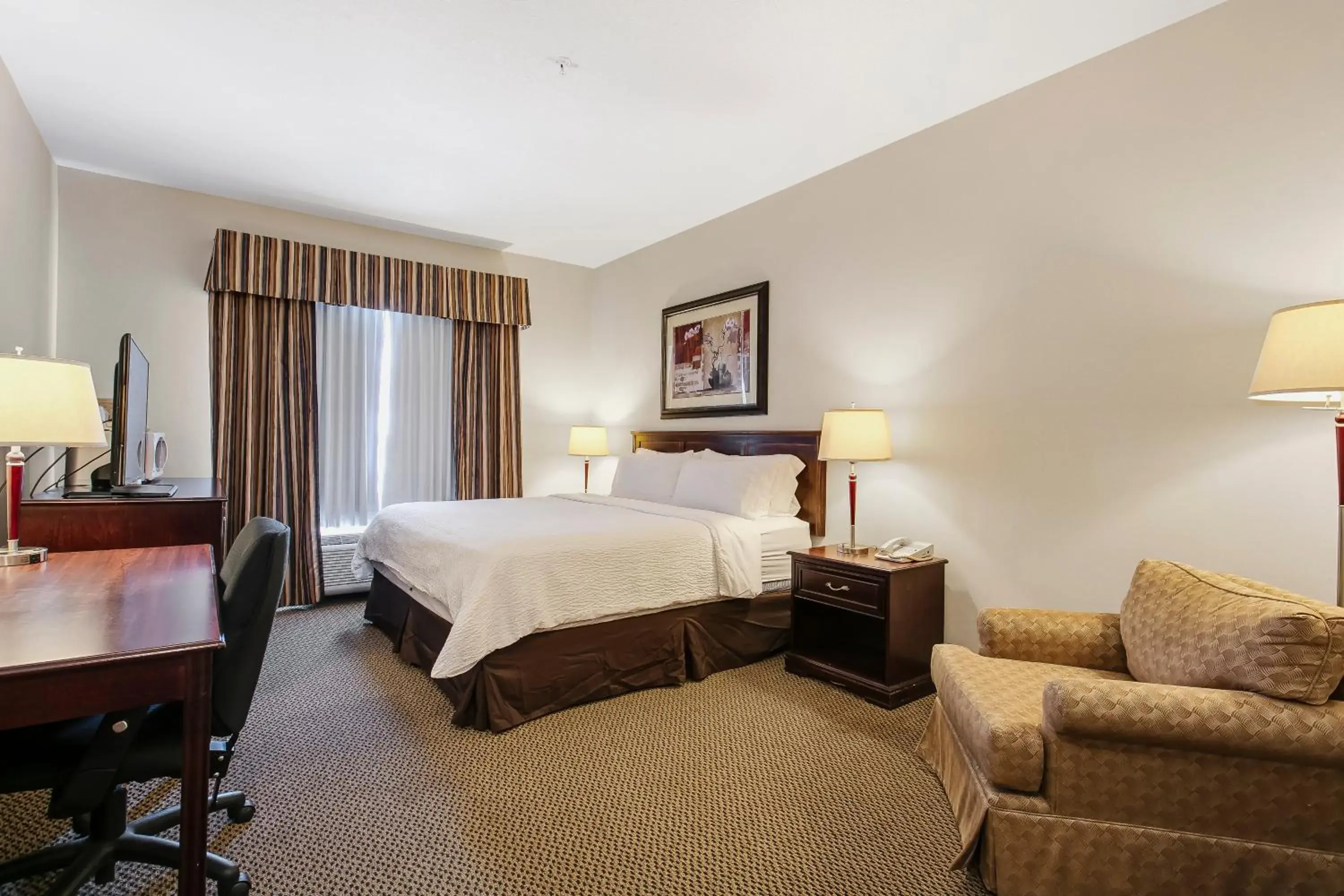 Bed in Holiday Inn & Suites Lloydminster by IHG Bed in Holiday Inn & Suites Lloydminster by IHG