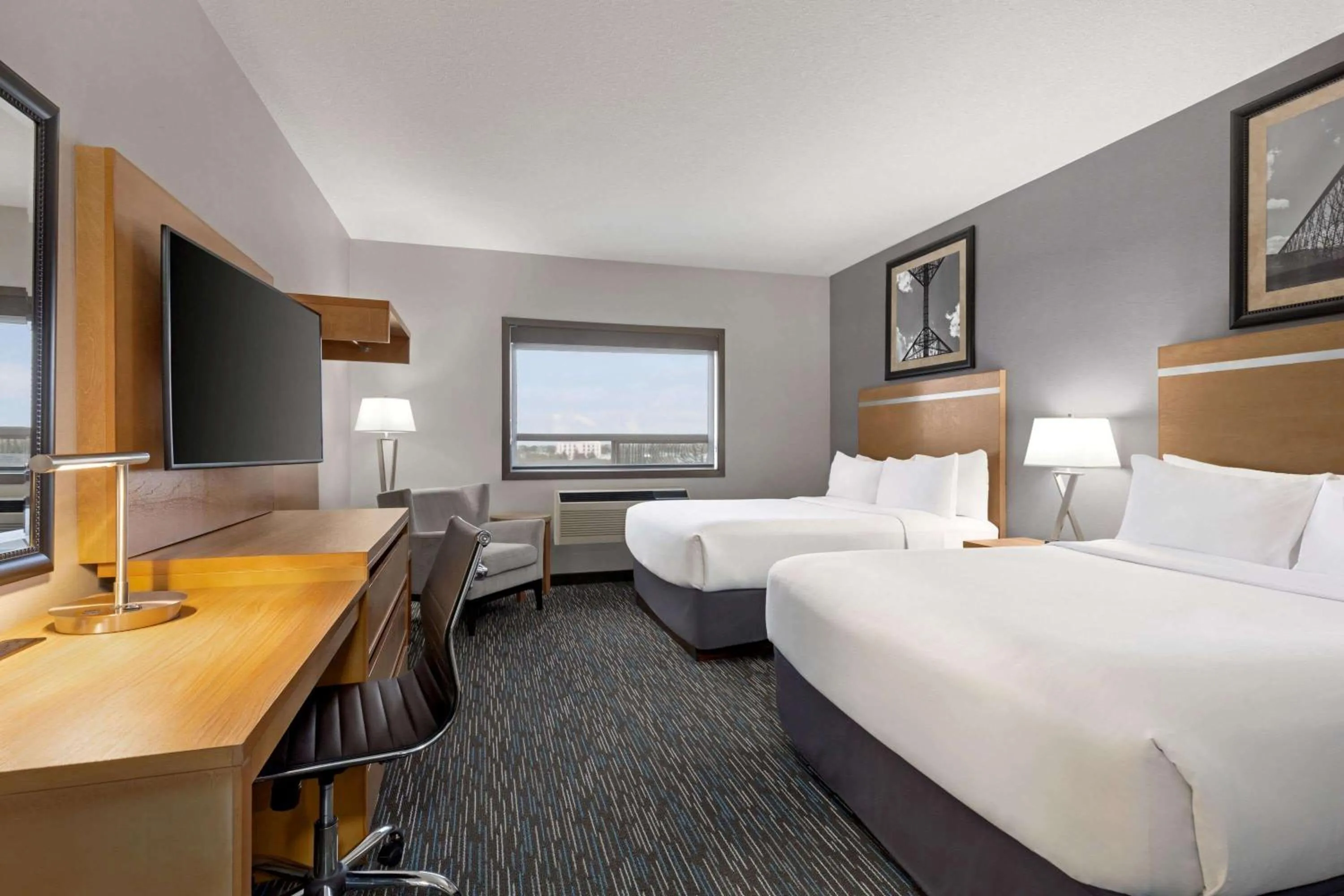 Photo of the whole room, Bed in Wingate by Wyndham Lethbridge