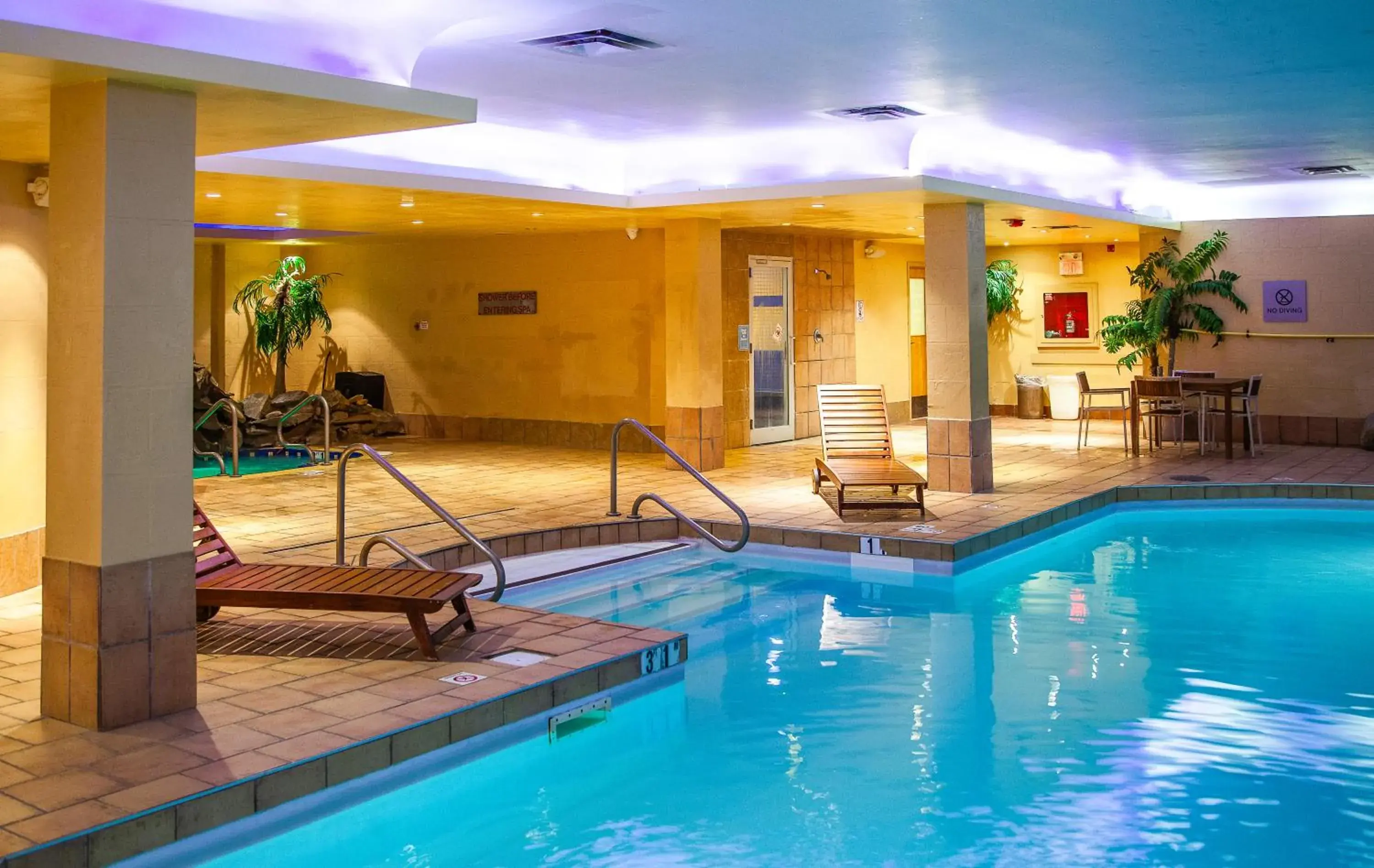 Swimming pool in iHOTEL & Conference Centre Red Deer Swimming pool in iHOTEL & Conference Centre Red Deer