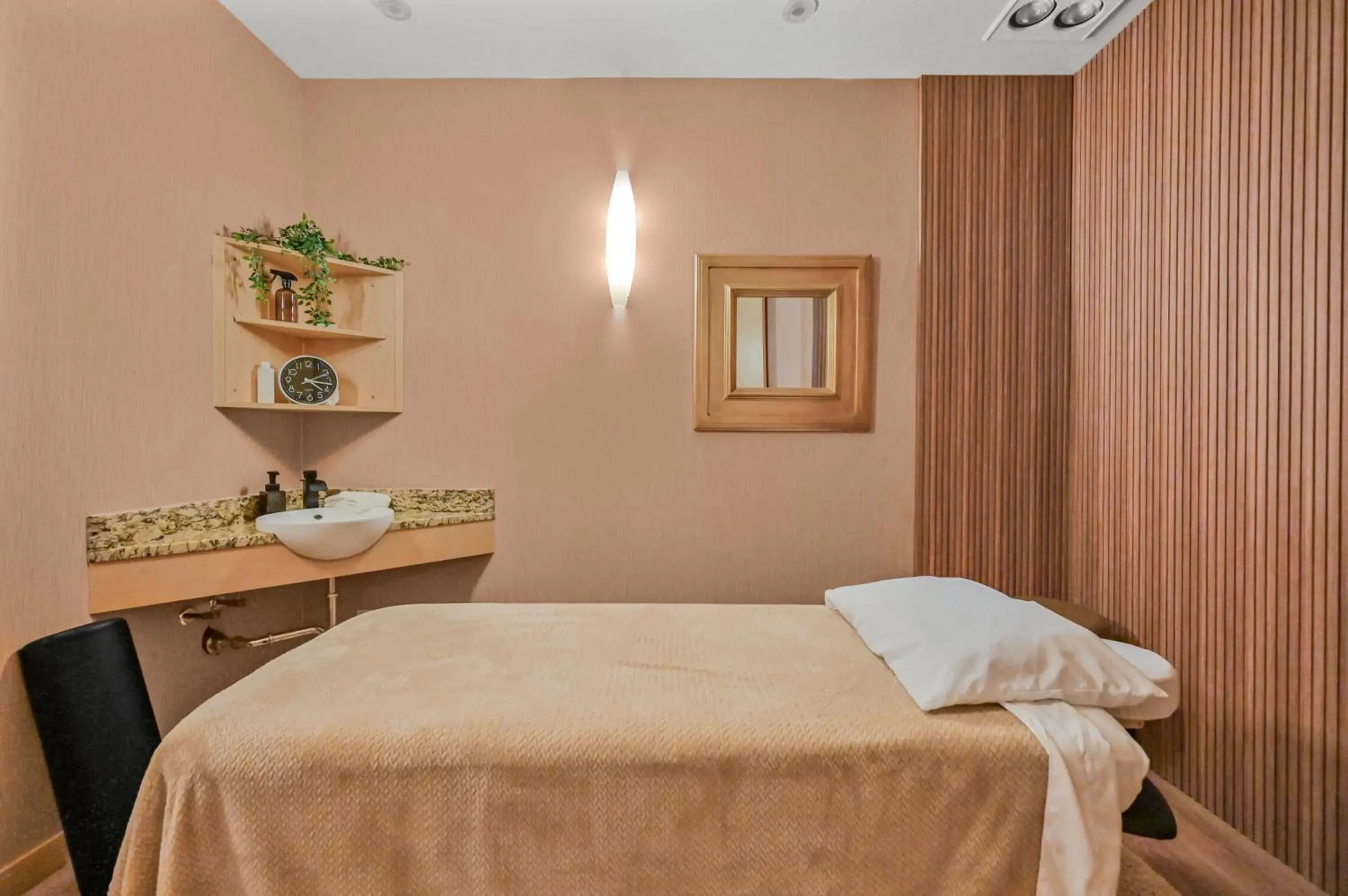 Spa and wellness centre/facilities, Bed in iHOTEL & Conference Centre Red Deer Spa and wellness centre/facilities, Bed in iHOTEL & Conference Centre Red Deer