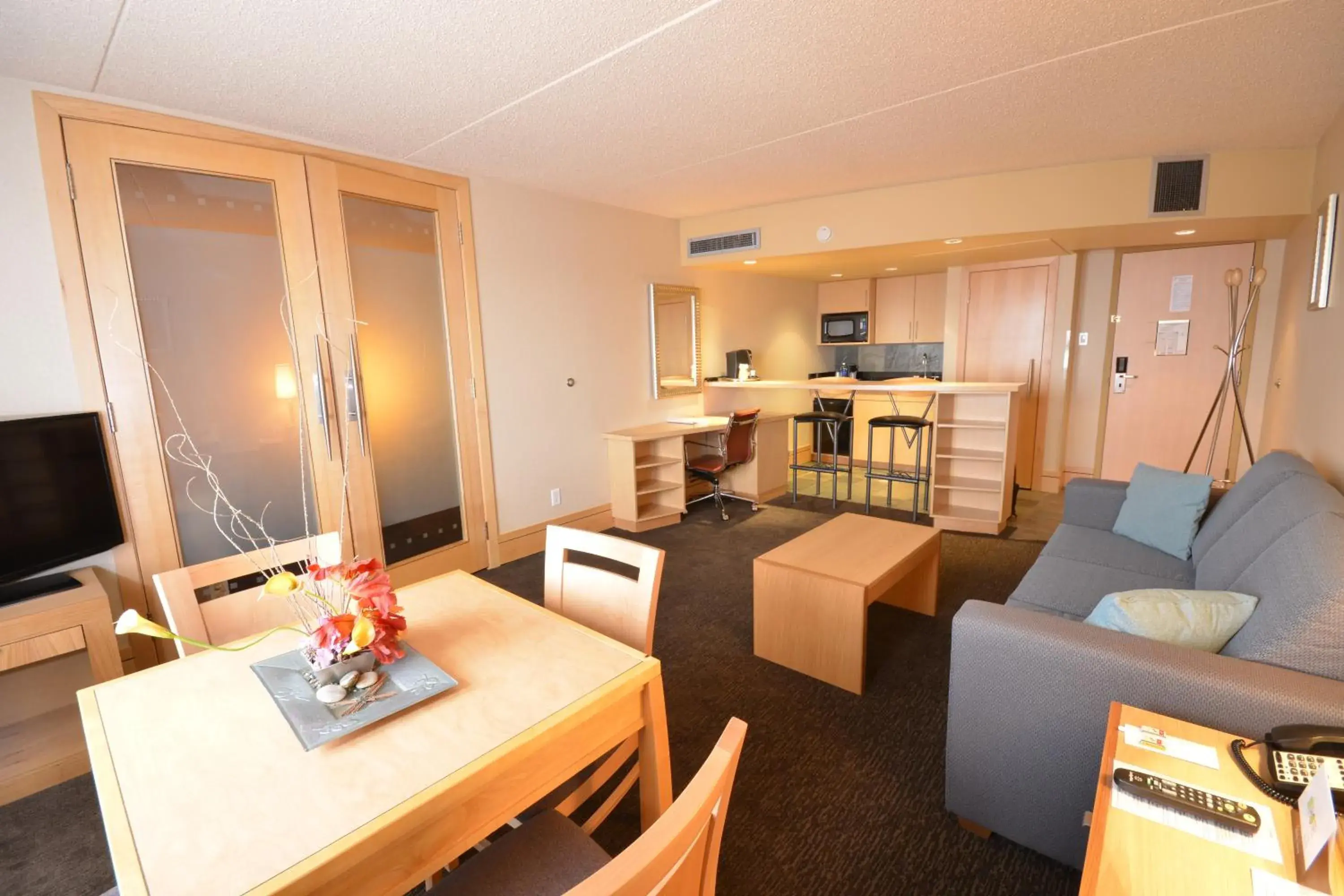 Living room in iHOTEL & Conference Centre Red Deer Living room in iHOTEL & Conference Centre Red Deer