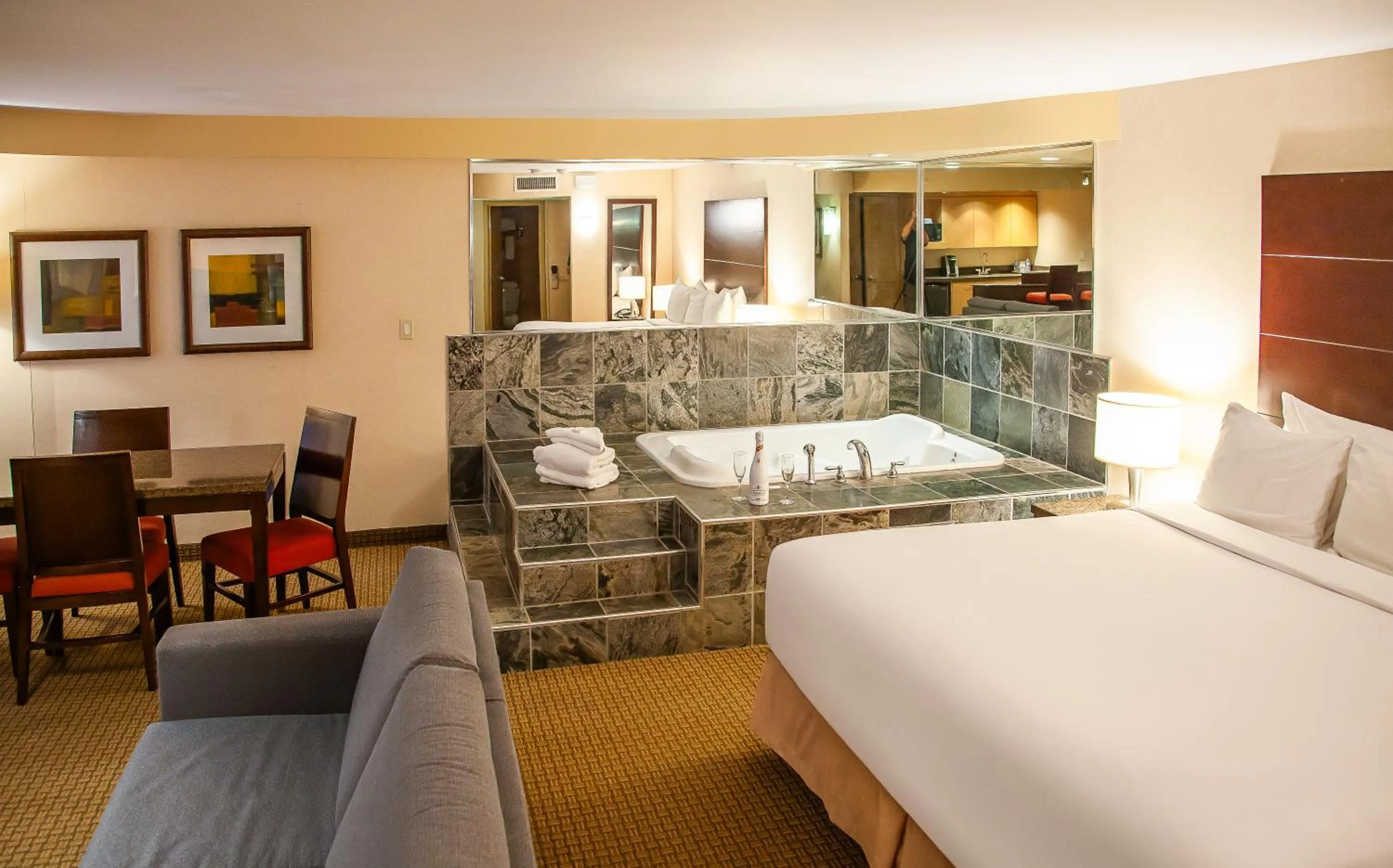 Photo of the whole room, Bed in iHOTEL & Conference Centre Red Deer