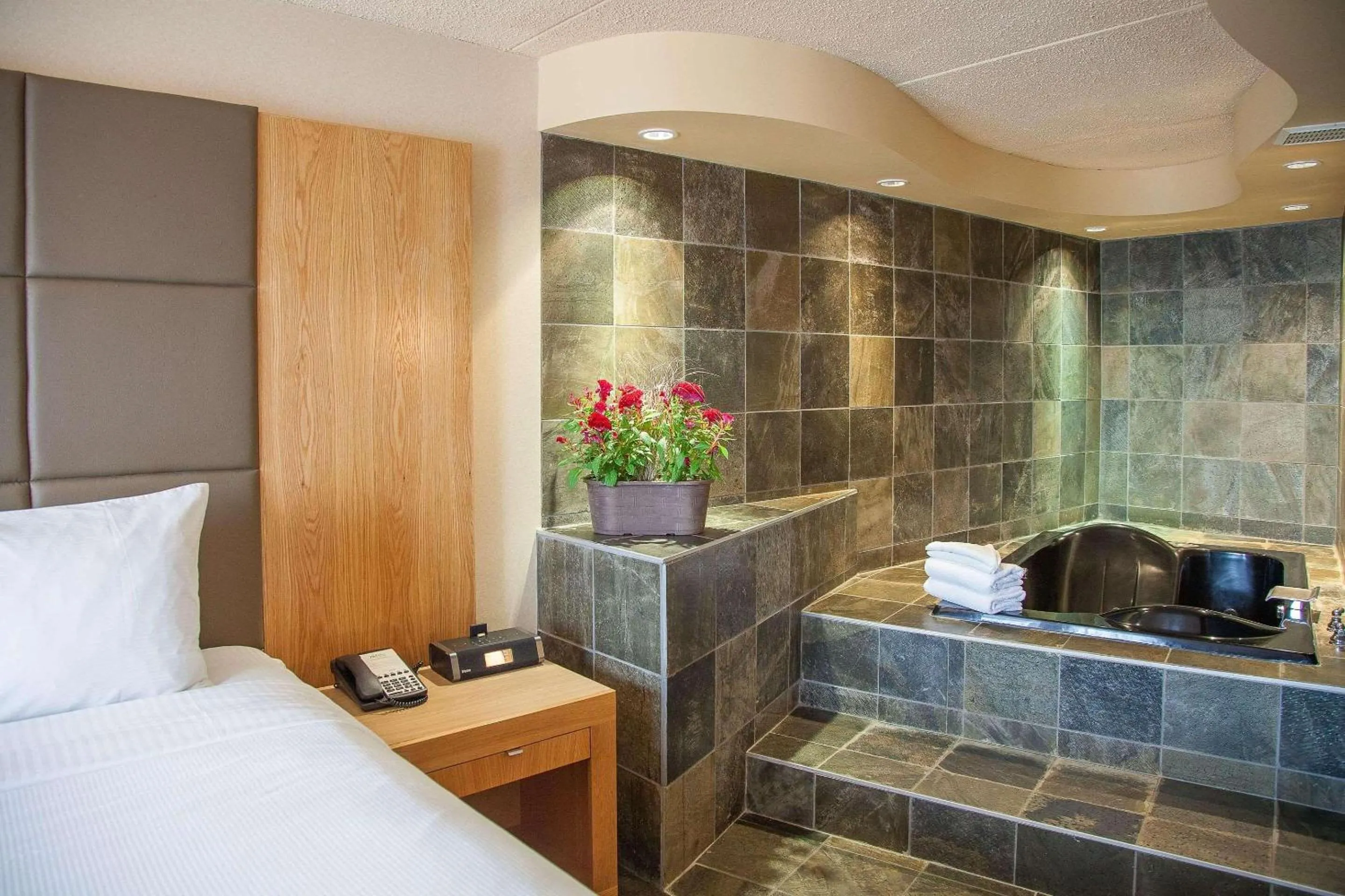 Bedroom, Bed in iHOTEL & Conference Centre Red Deer