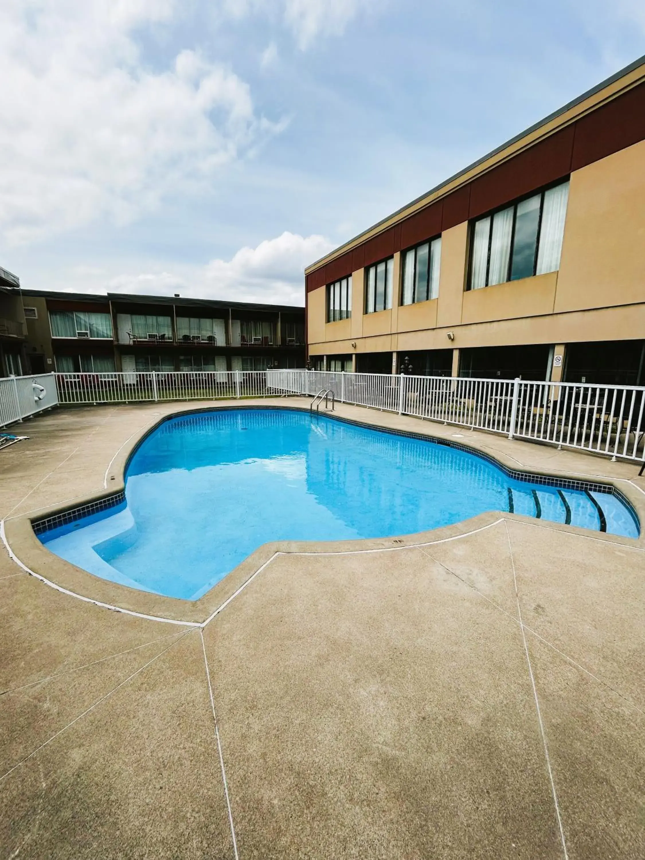Swimming pool in Auberge Royal Versailles Swimming pool in Auberge Royal Versailles
