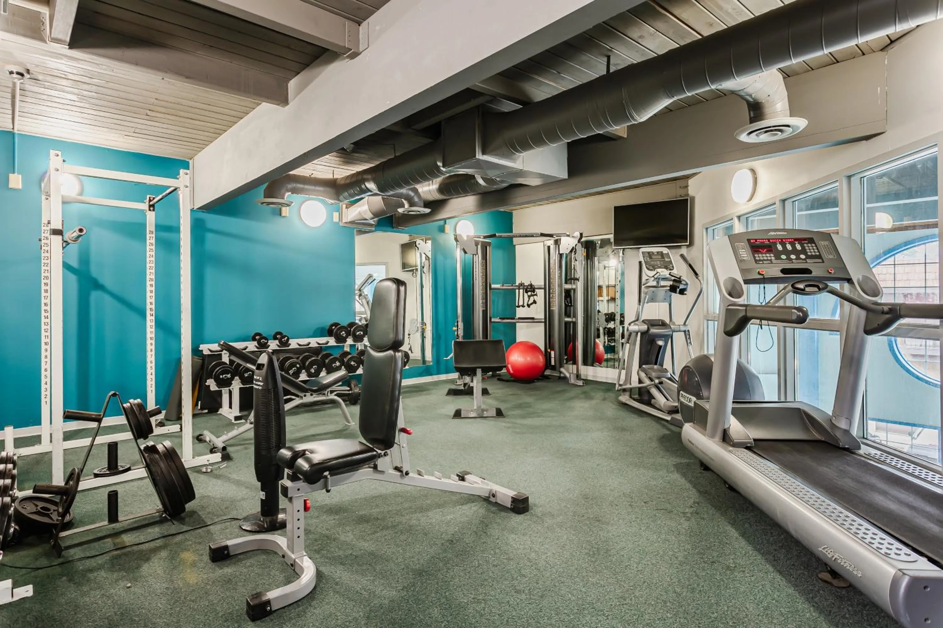 Fitness centre/facilities in Tonquin Inn