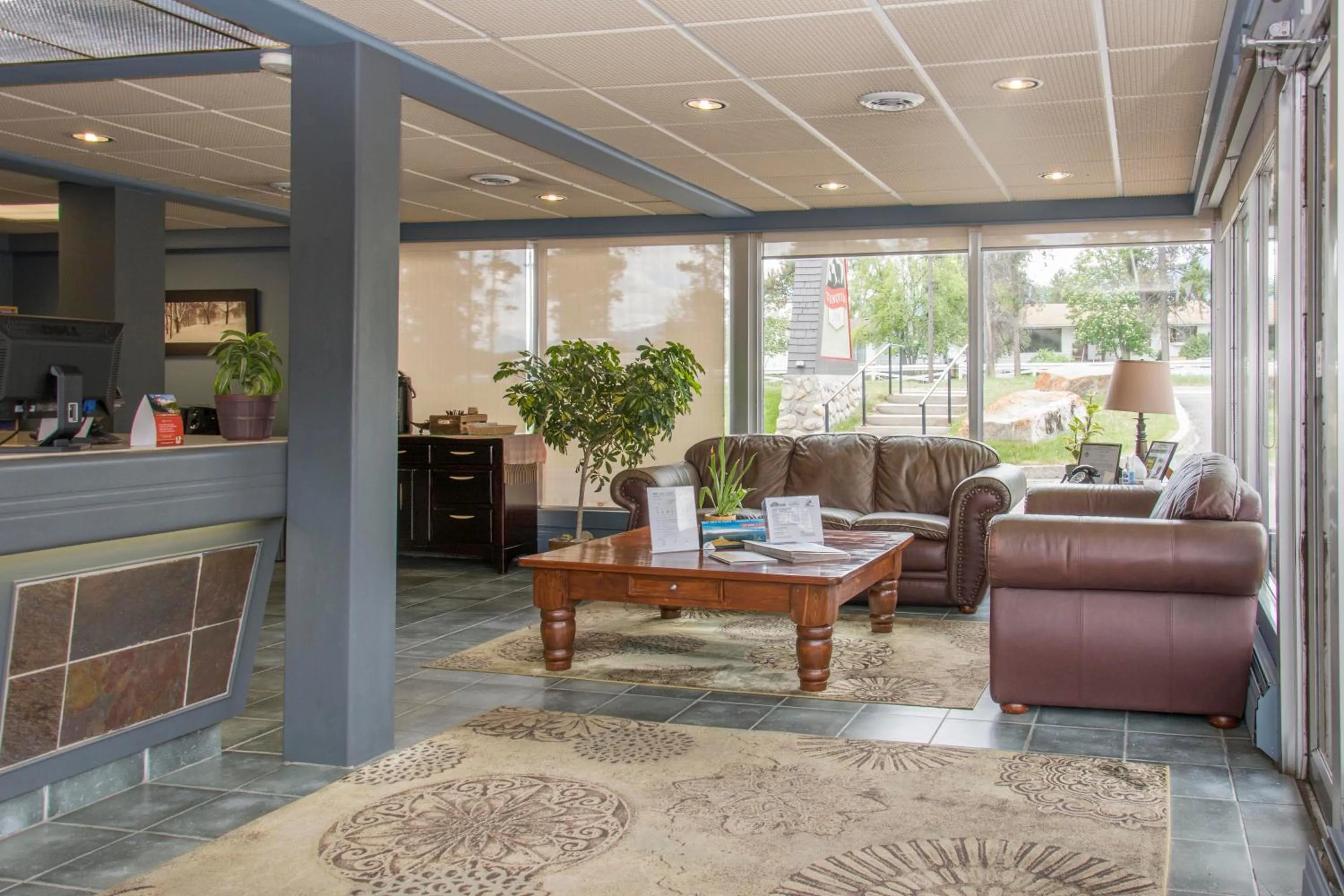 Lobby or reception in Tonquin Inn