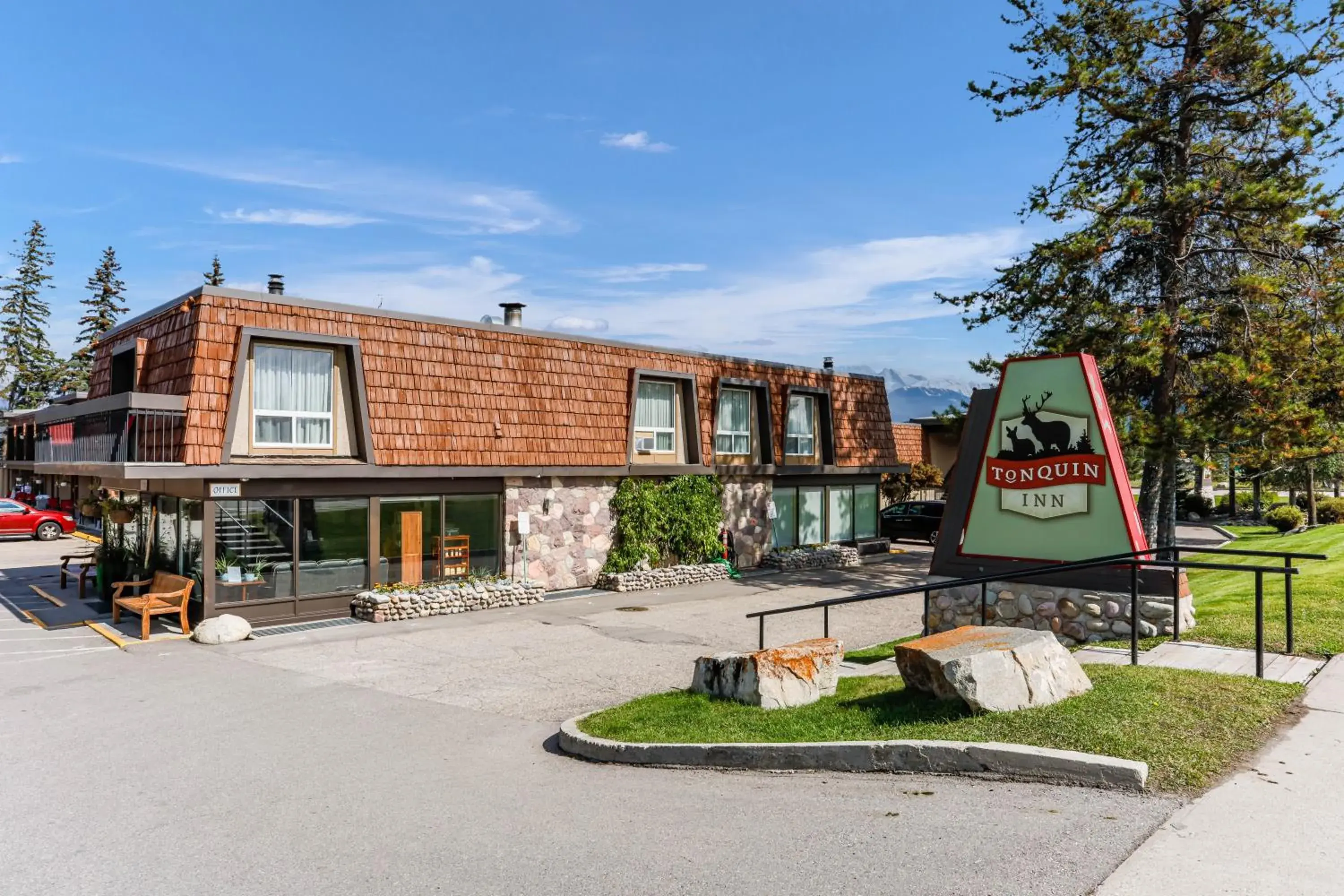 Facade/entrance in Tonquin Inn Facade/entrance in Tonquin Inn