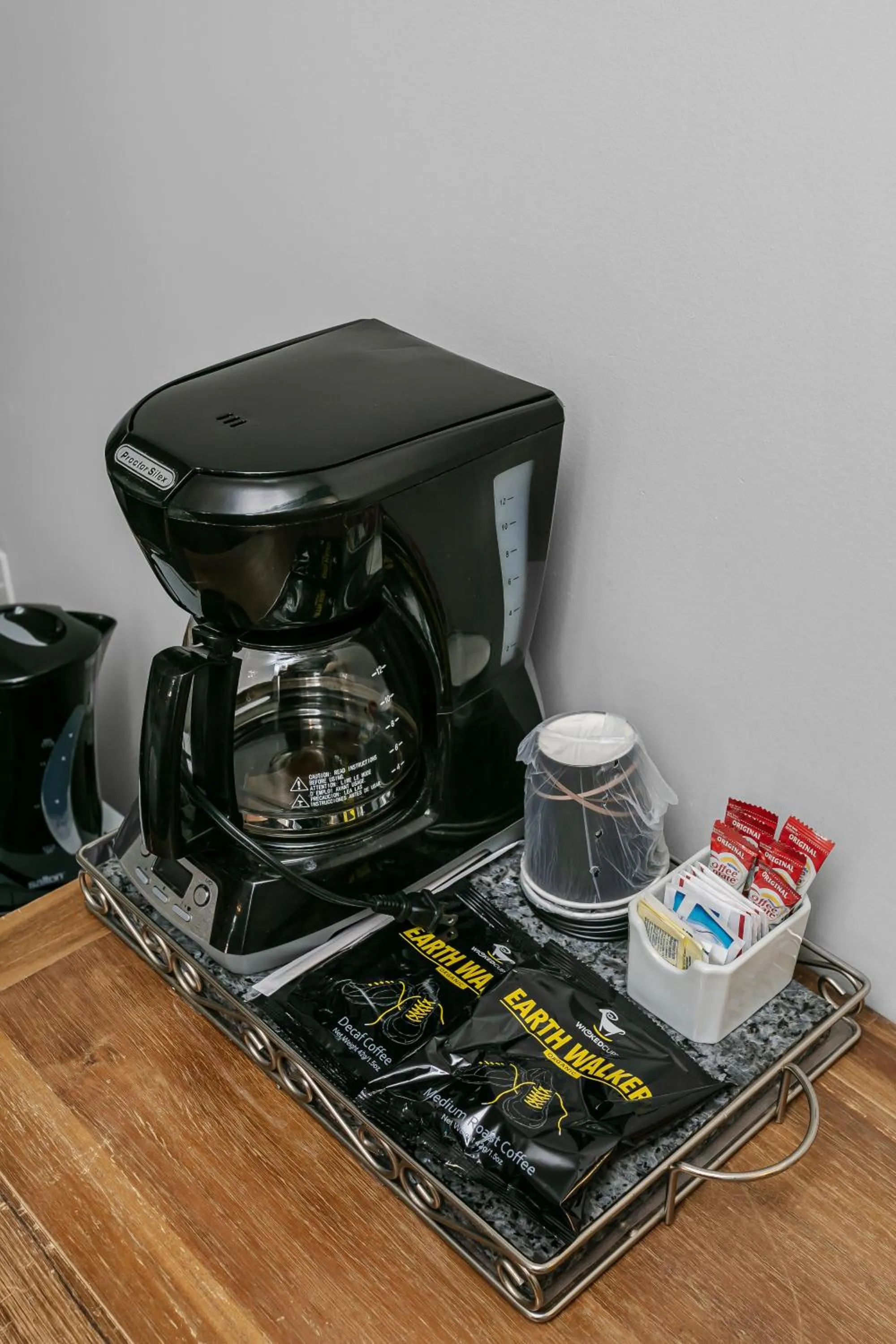 Coffee/tea facilities in Tonquin Inn