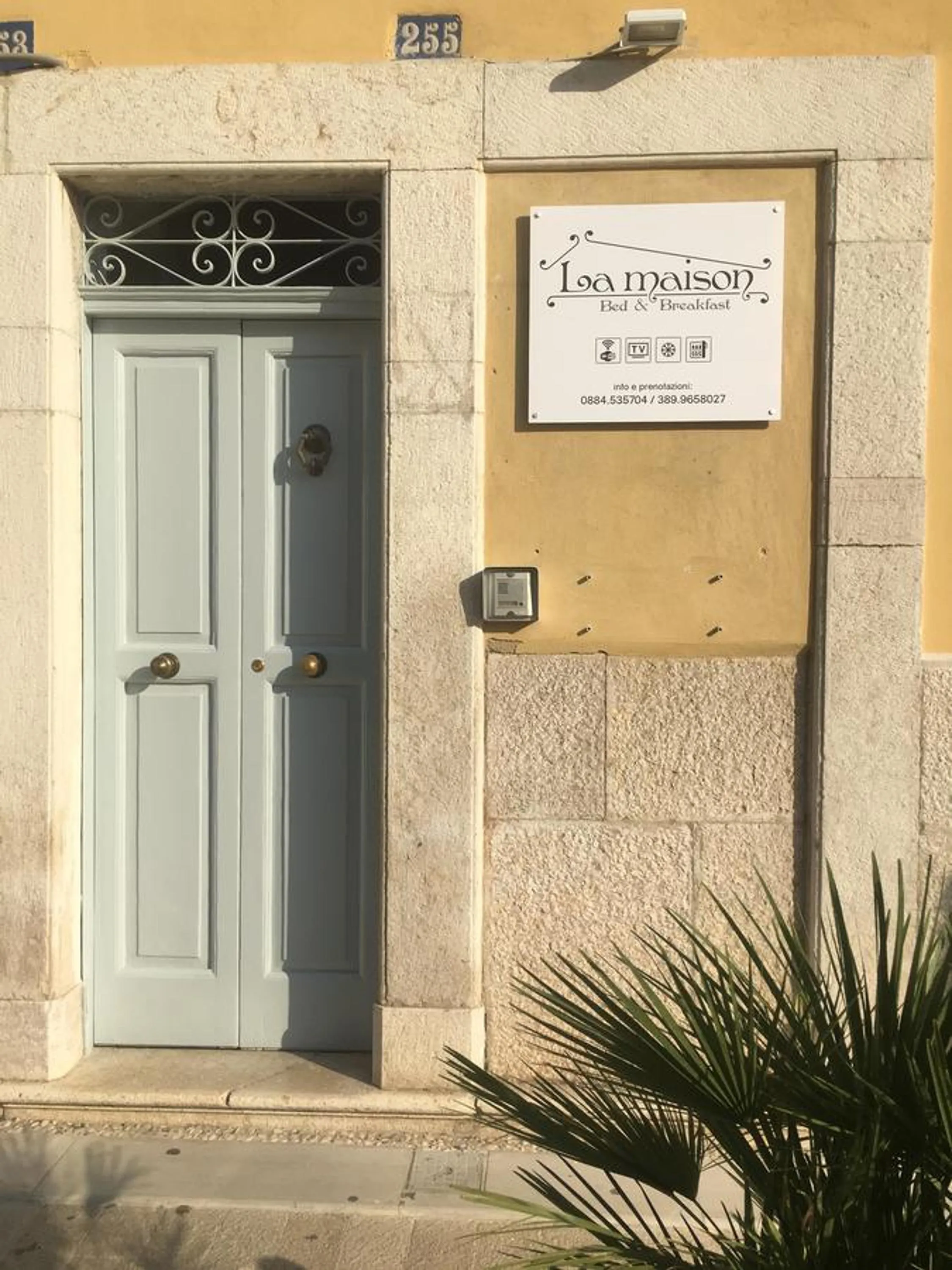 Facade/entrance in La Maison