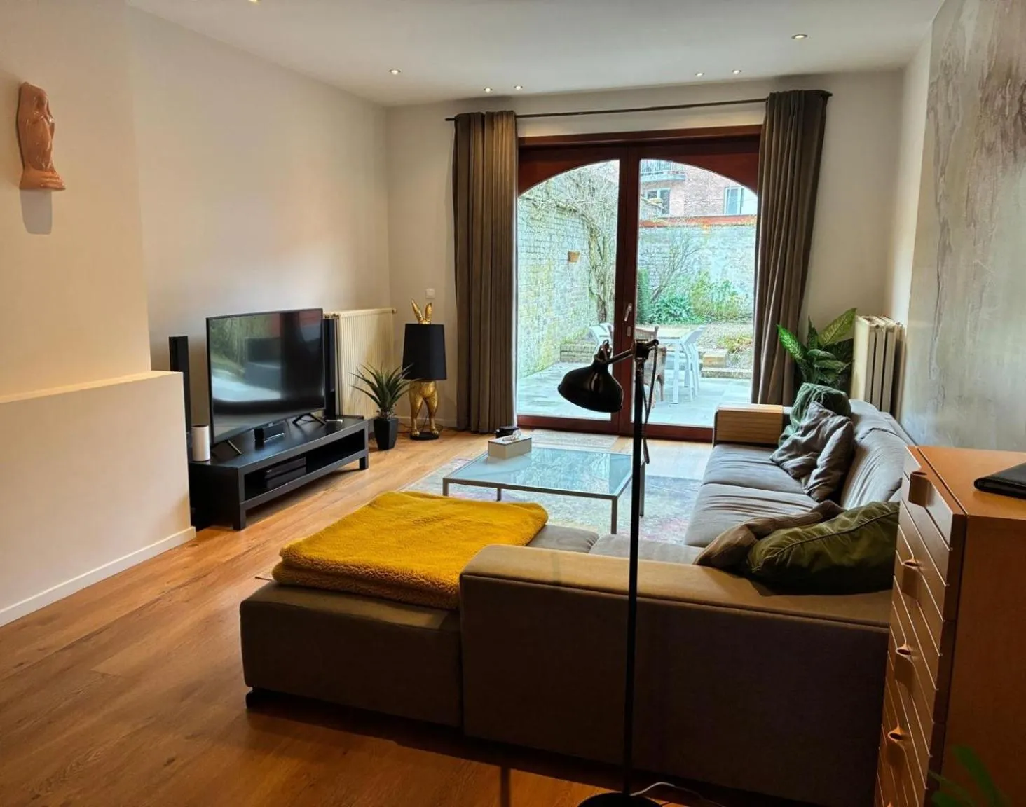 Spacious Design Home with Garden near Centre