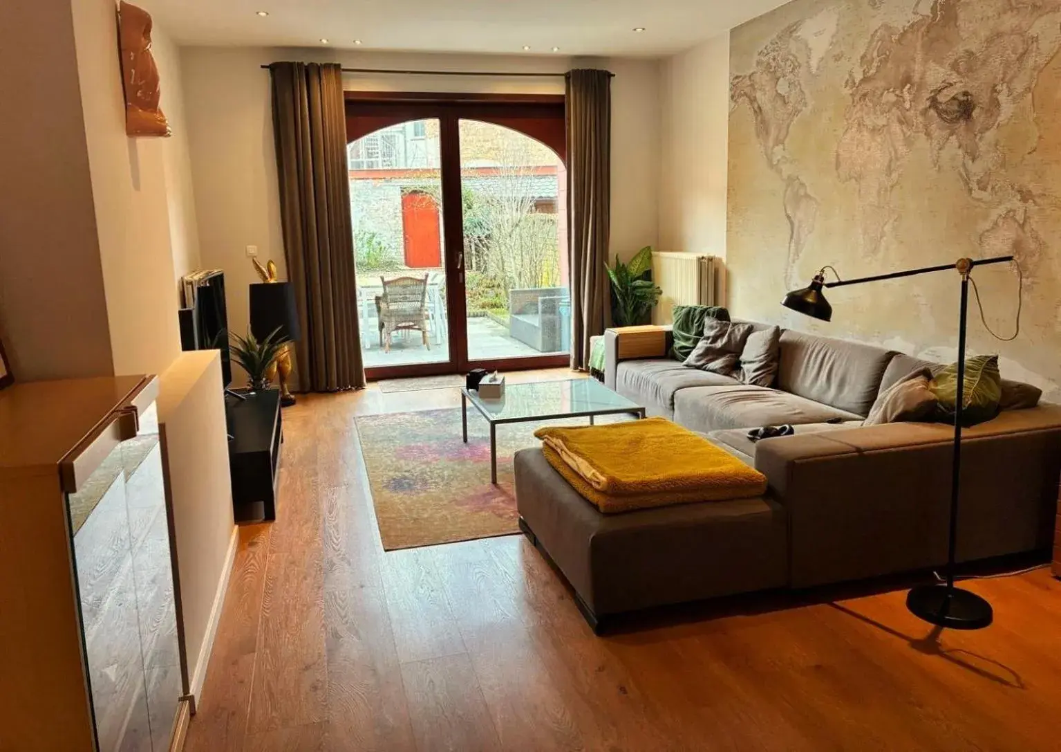 Spacious Design Home with Garden near Centre Spacious Design Home with Garden near Centre