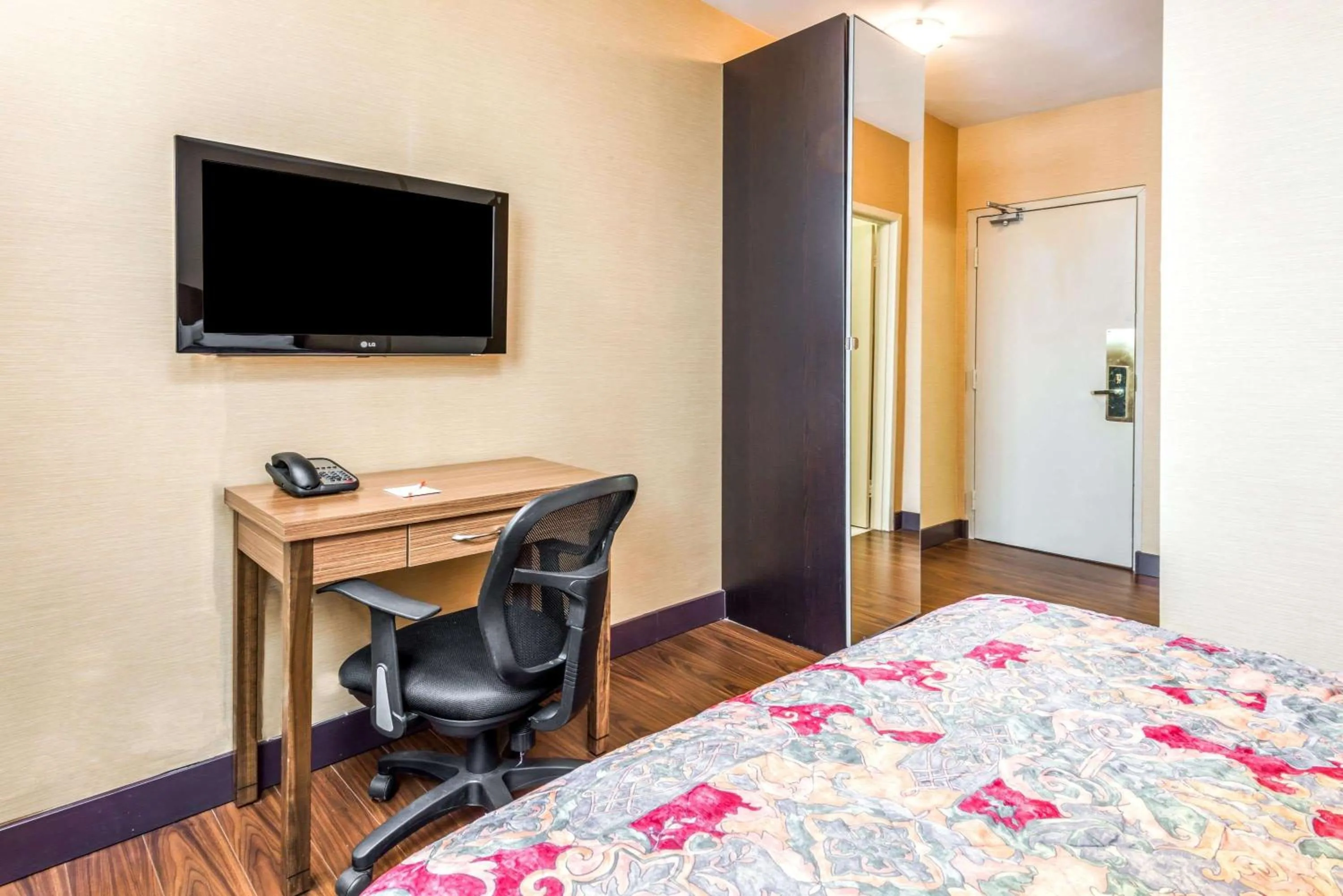 Photo of the whole room in Howard Johnson by Wyndham Toronto Downtown West