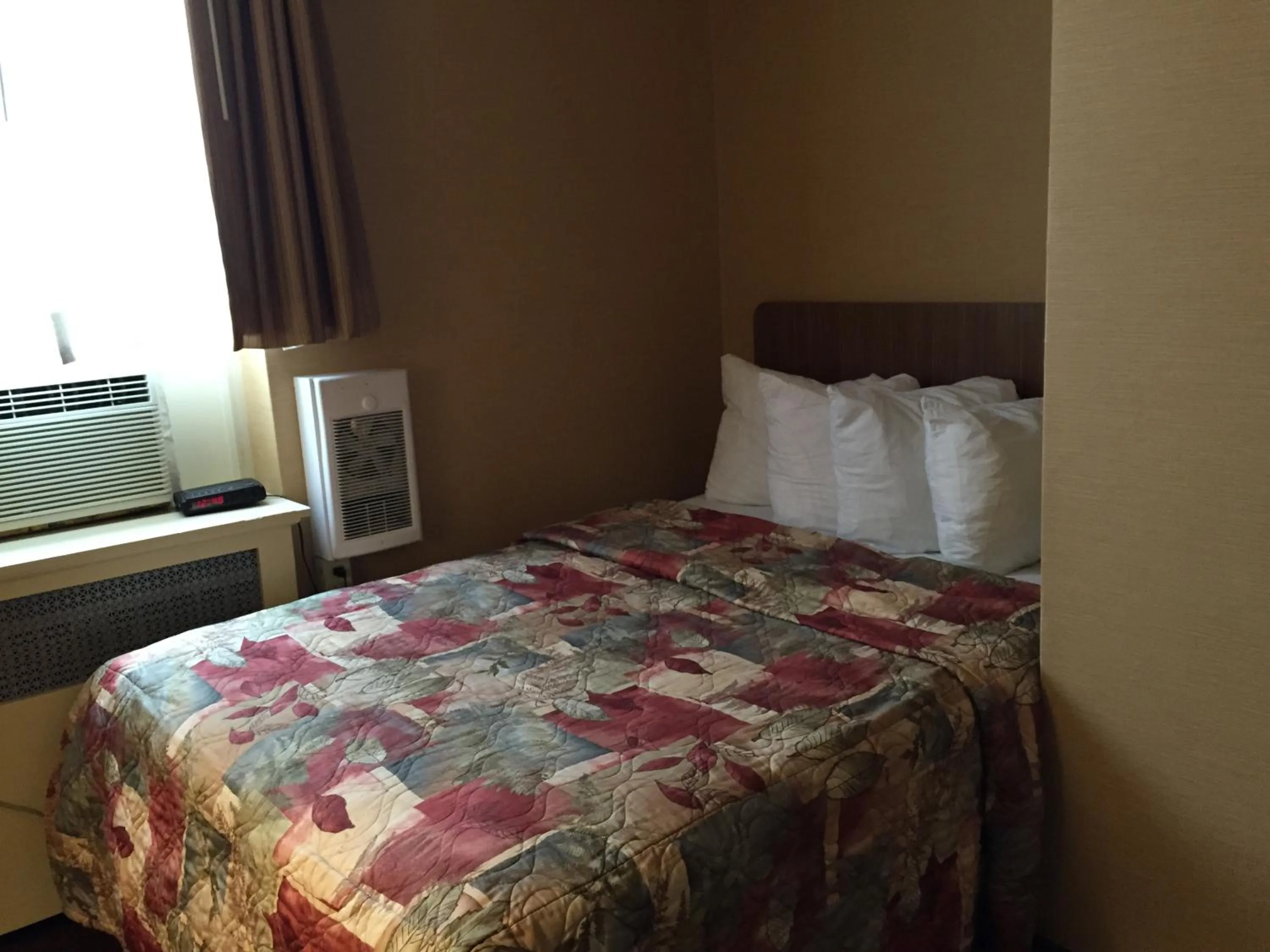 Bed in Howard Johnson by Wyndham Toronto Downtown West