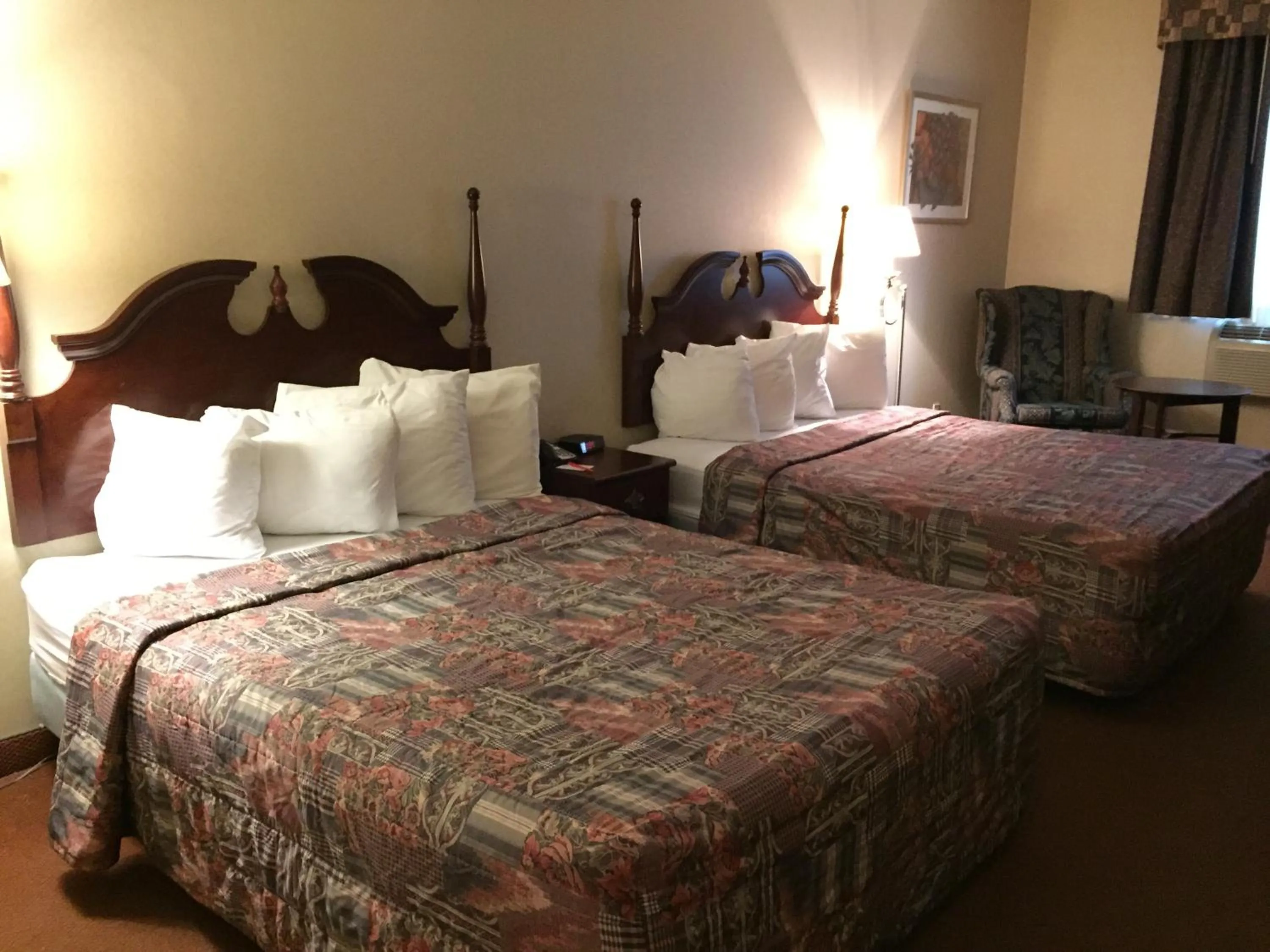 Bed in Howard Johnson by Wyndham Toronto Downtown West