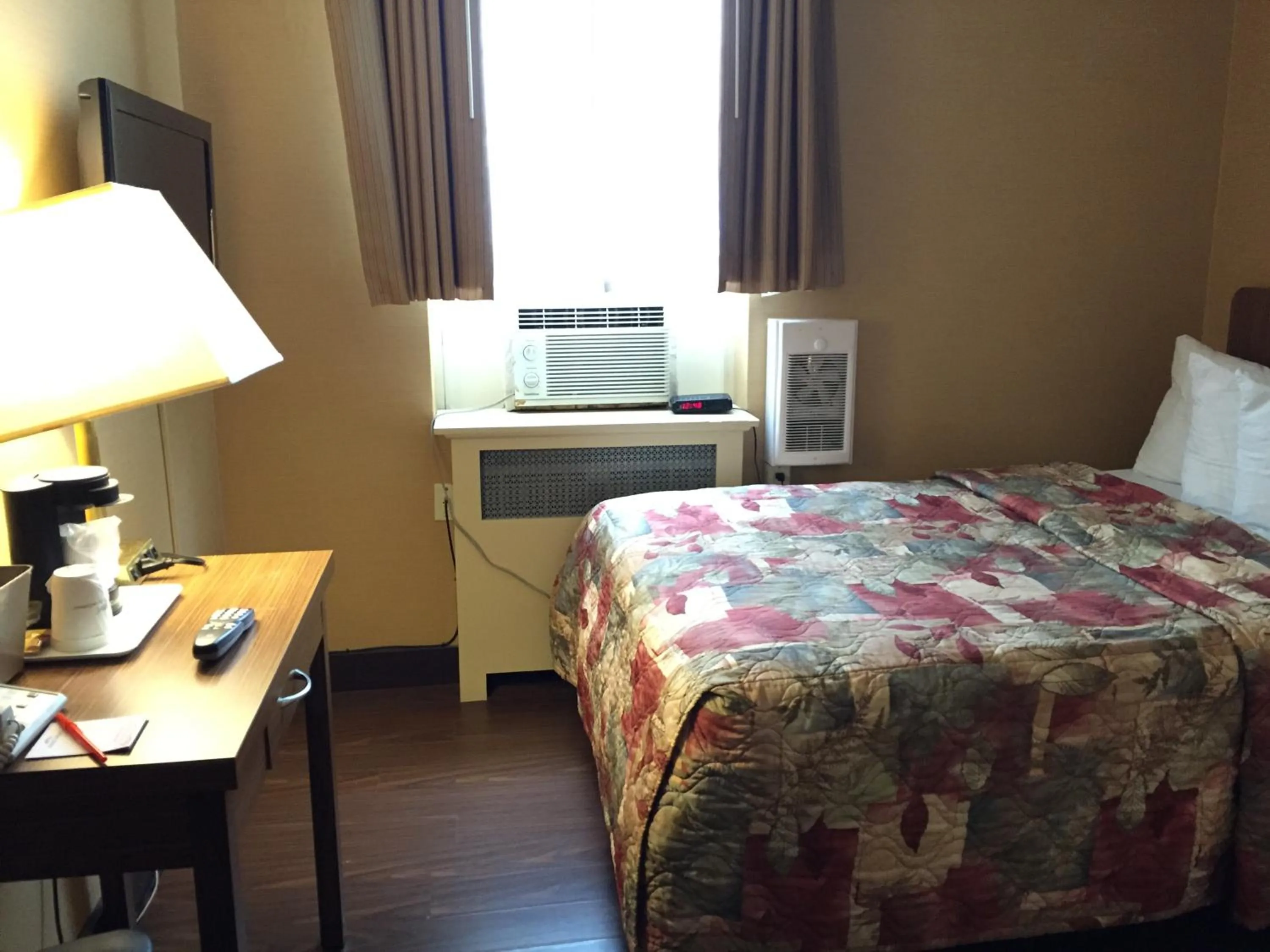 Photo of the whole room in Howard Johnson by Wyndham Toronto Downtown West