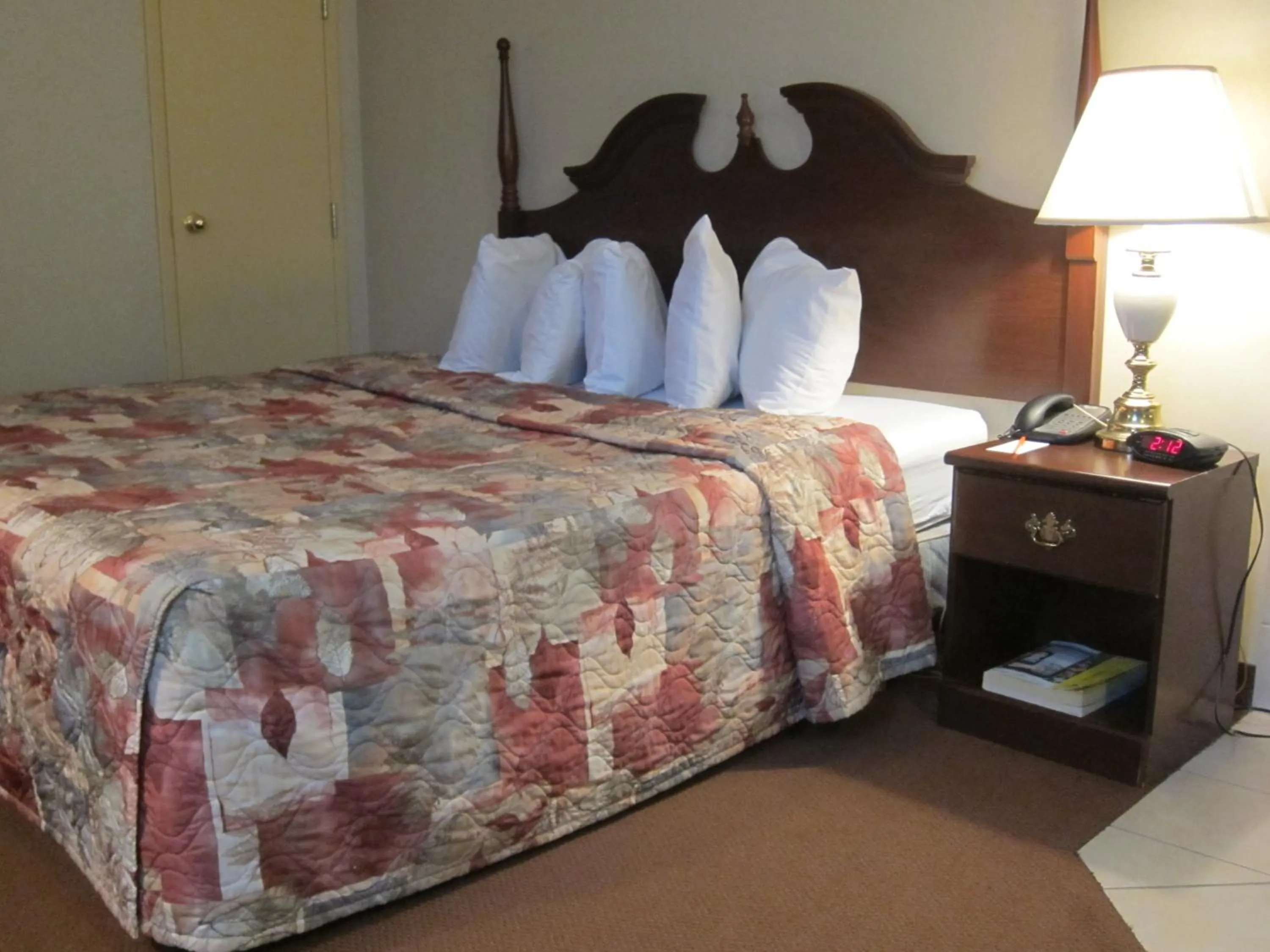 Bed in Howard Johnson by Wyndham Toronto Downtown West