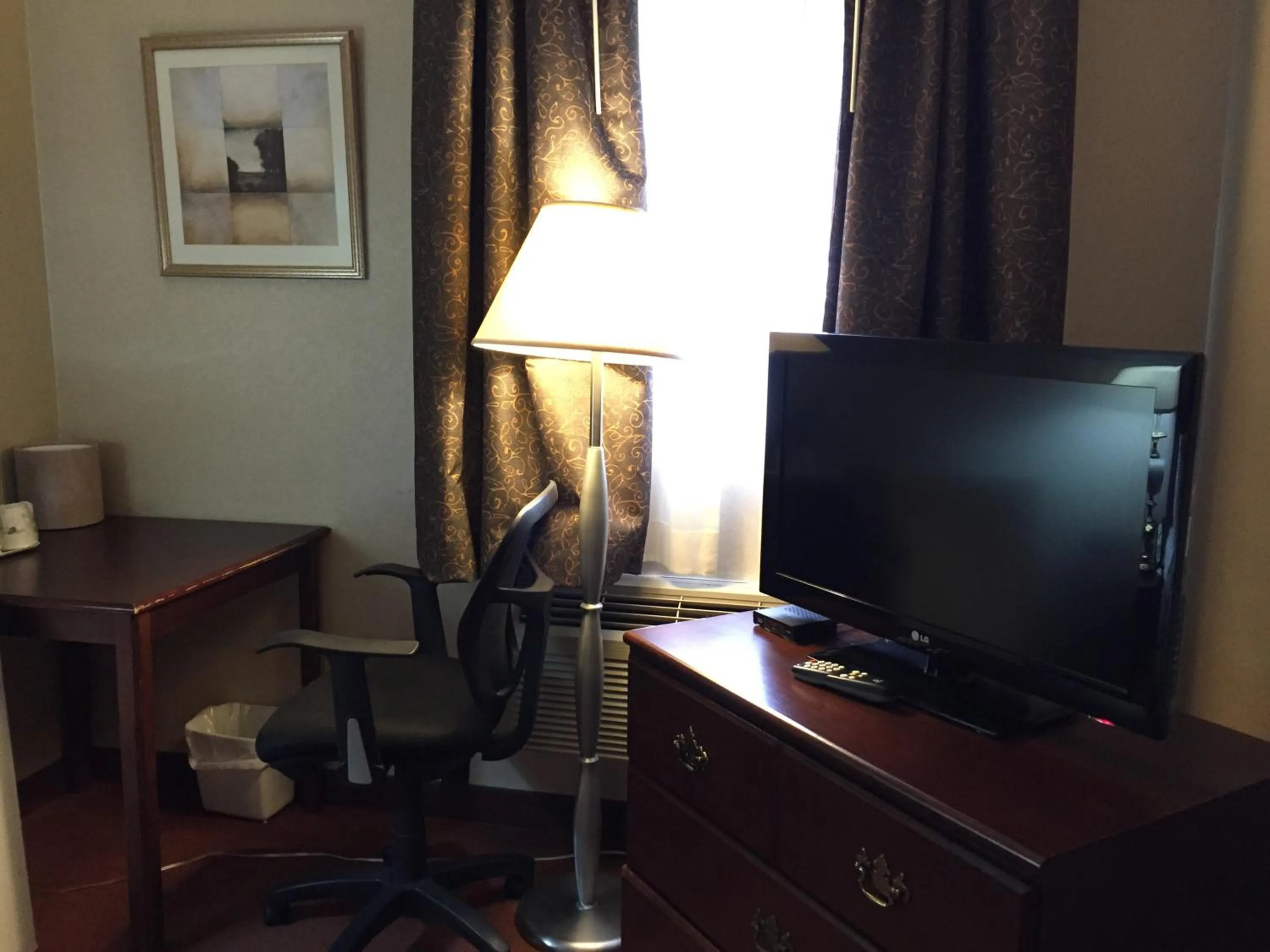 TV and multimedia in Howard Johnson by Wyndham Toronto Downtown West