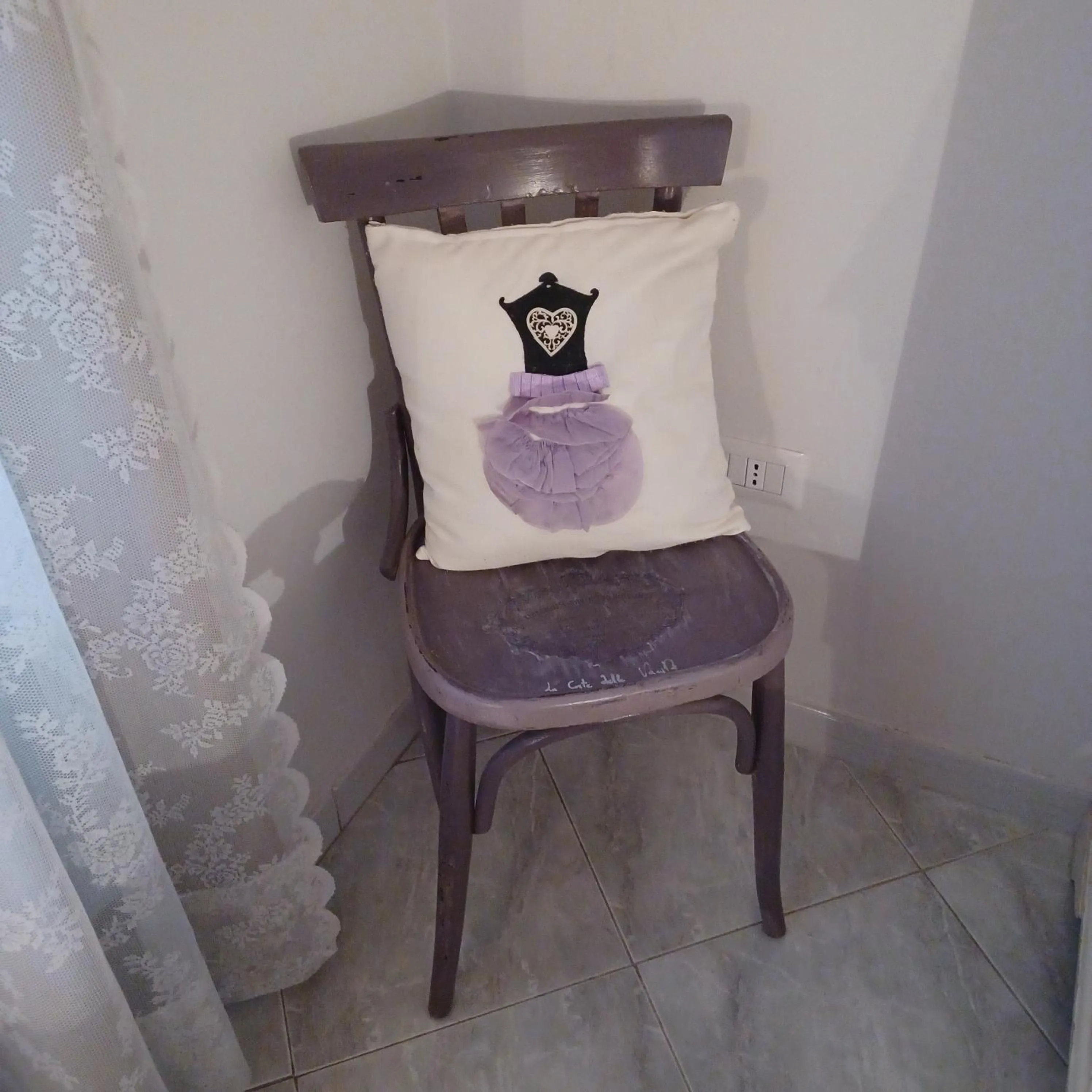 Decorative detail in La Corte delle Vanità