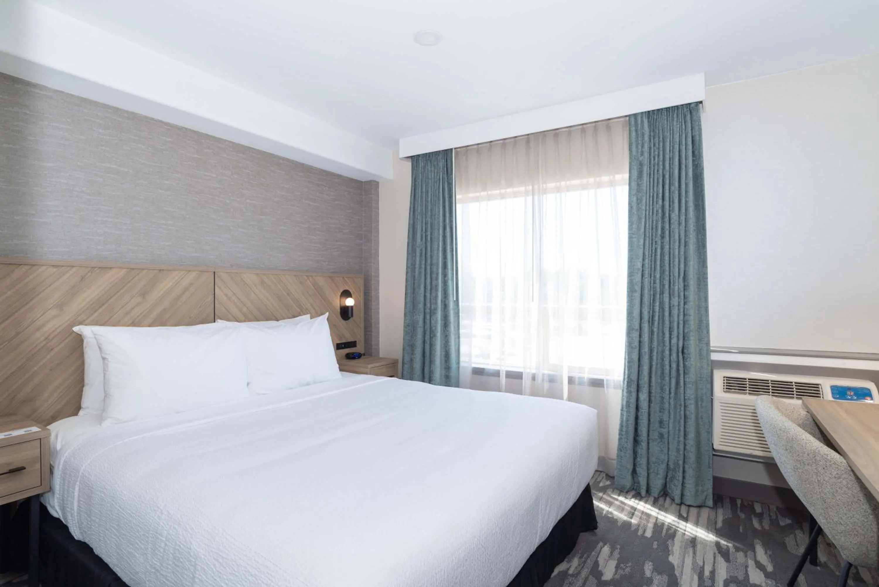 Photo of the whole room, Bed in Sandman Hotel & Suites Regina