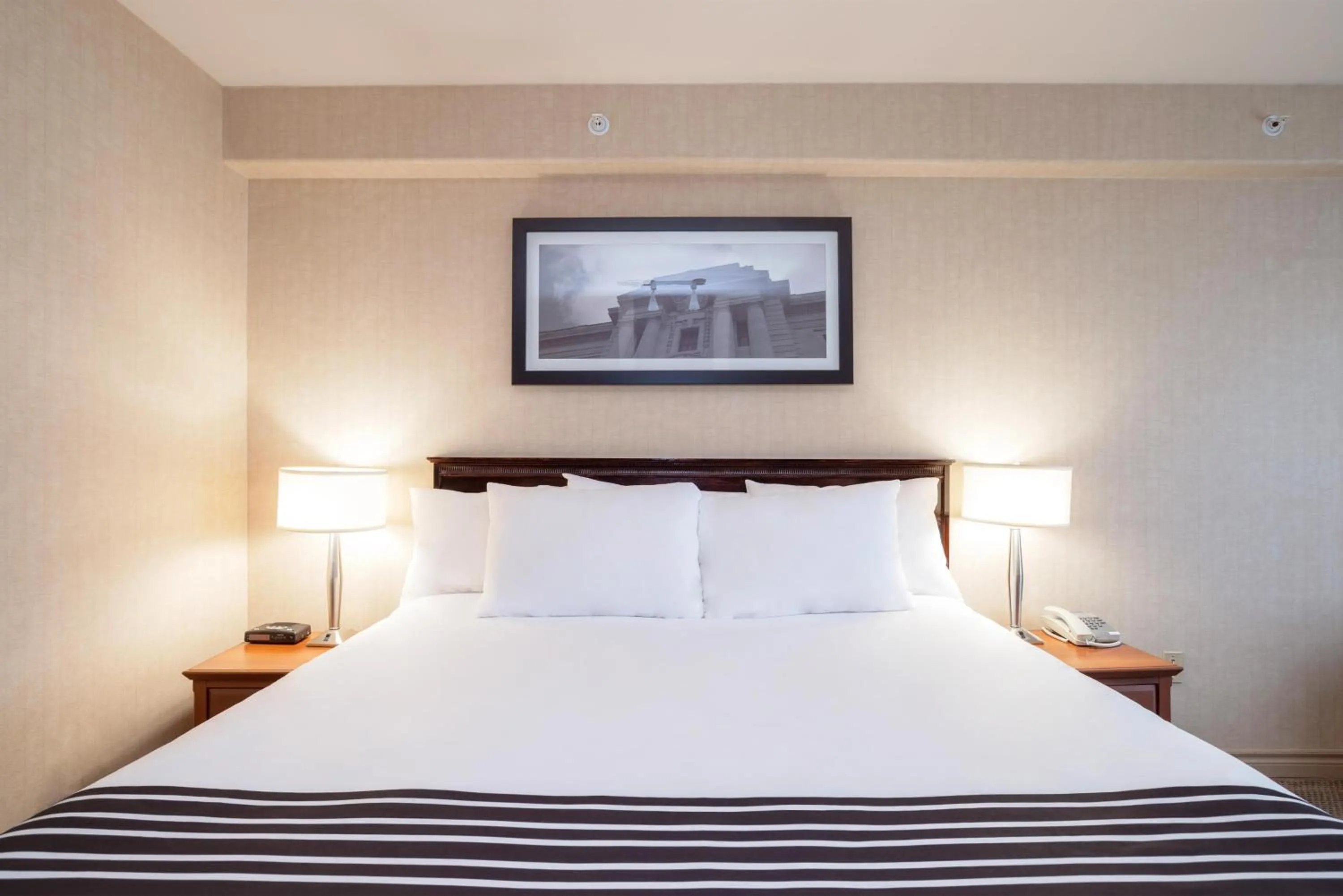 Photo of the whole room, Bed in Sandman Hotel & Suites Regina