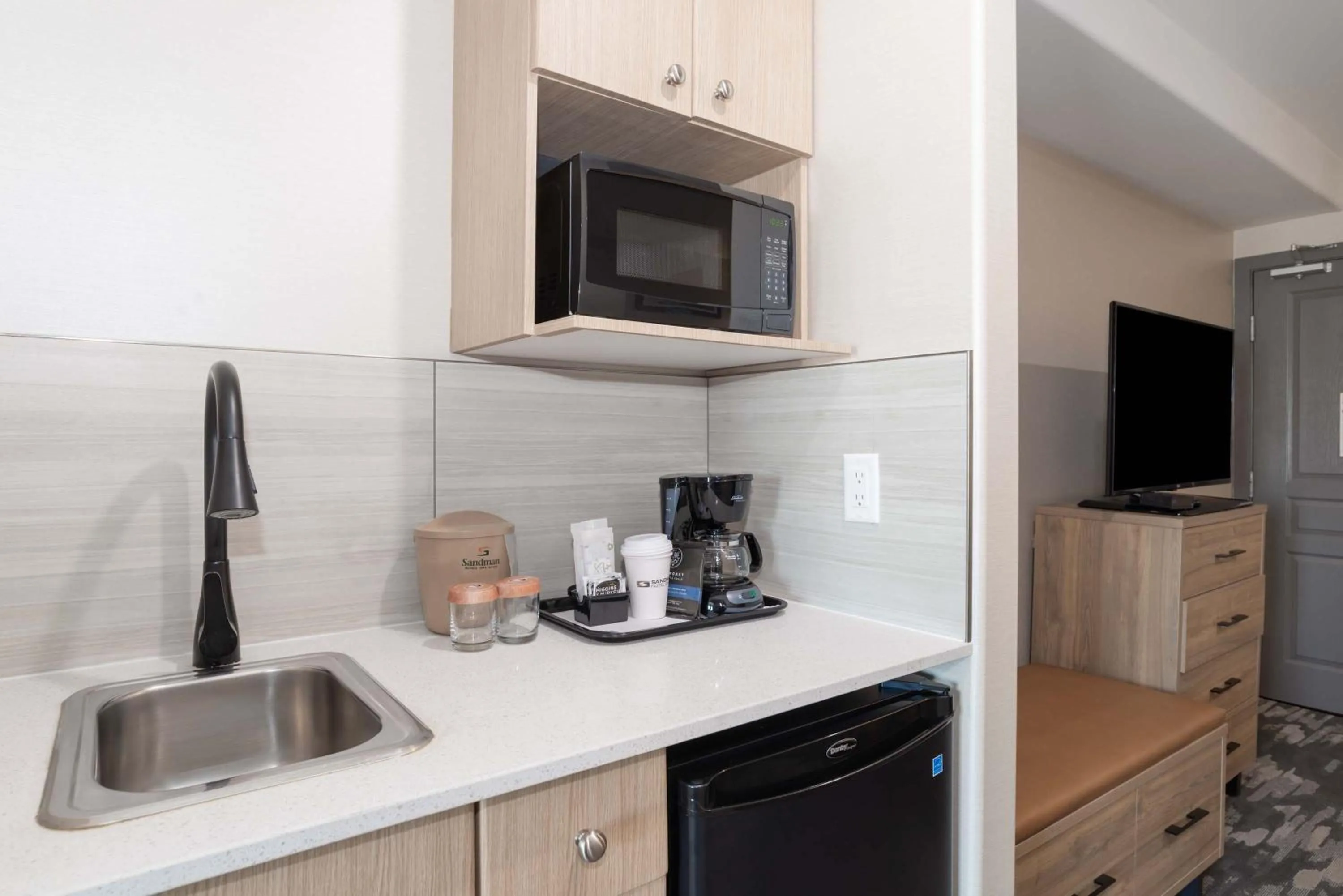 Kitchen or kitchenette in Sandman Hotel & Suites Regina