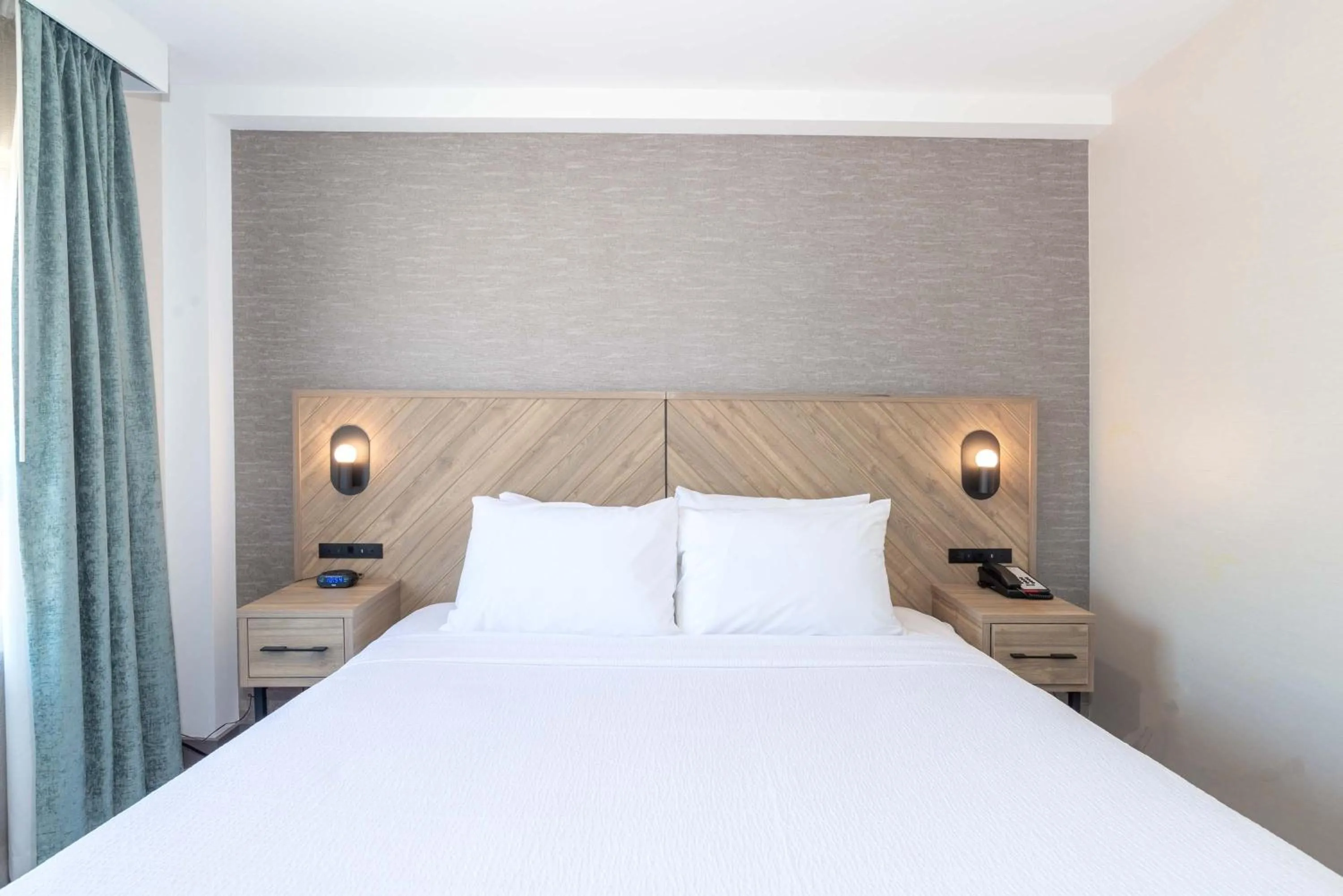 Photo of the whole room, Bed in Sandman Hotel & Suites Regina