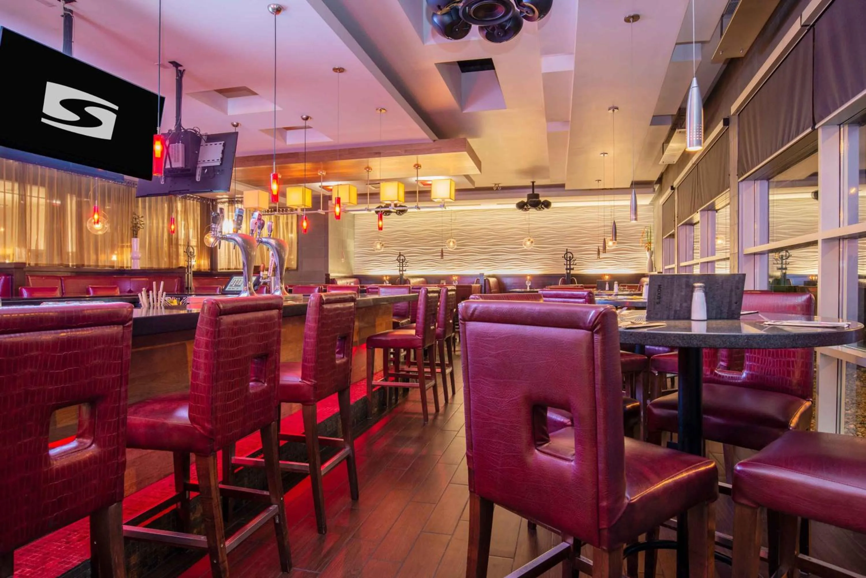 Restaurant/places to eat in Sandman Hotel & Suites Regina