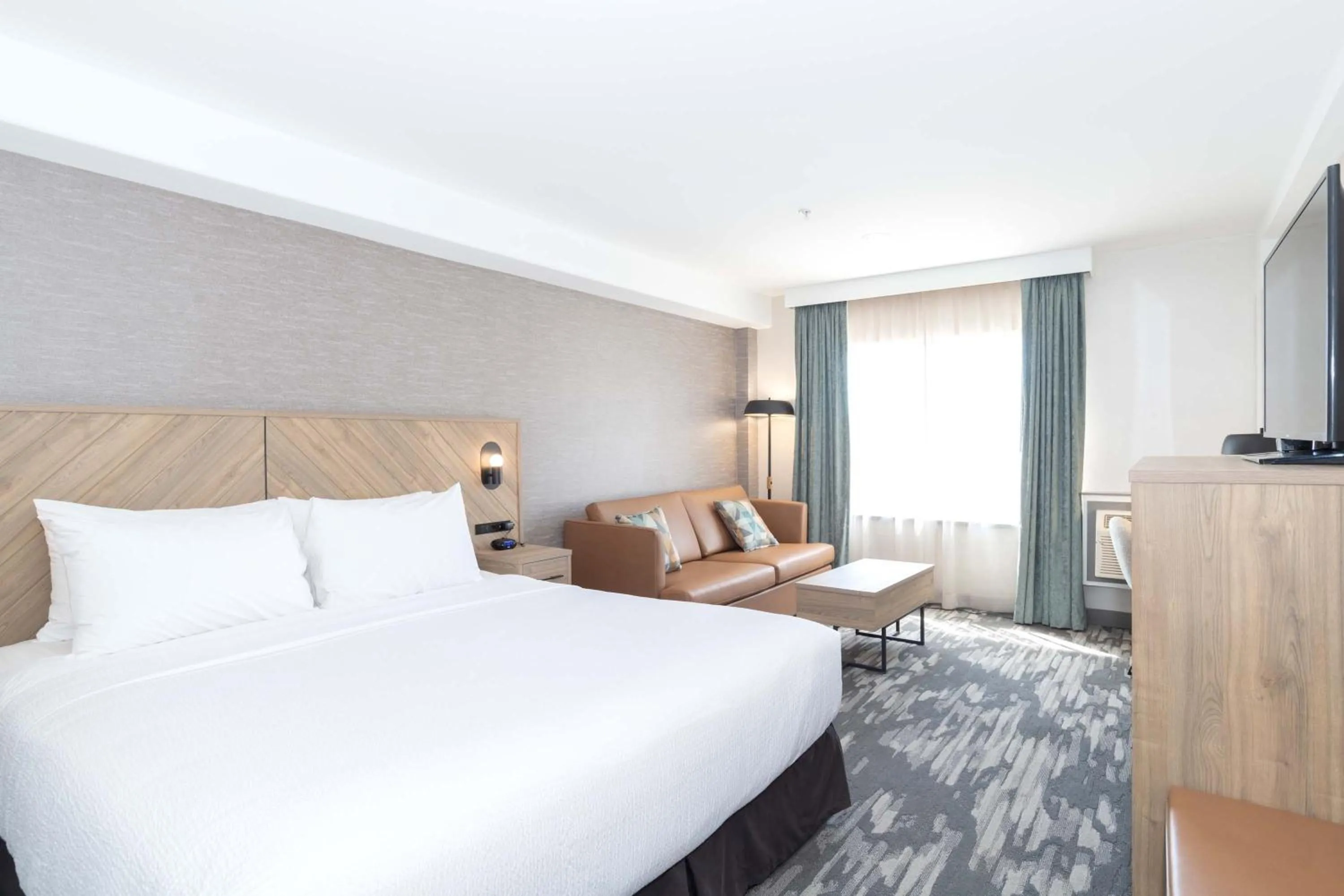 Photo of the whole room, Bed in Sandman Hotel & Suites Regina