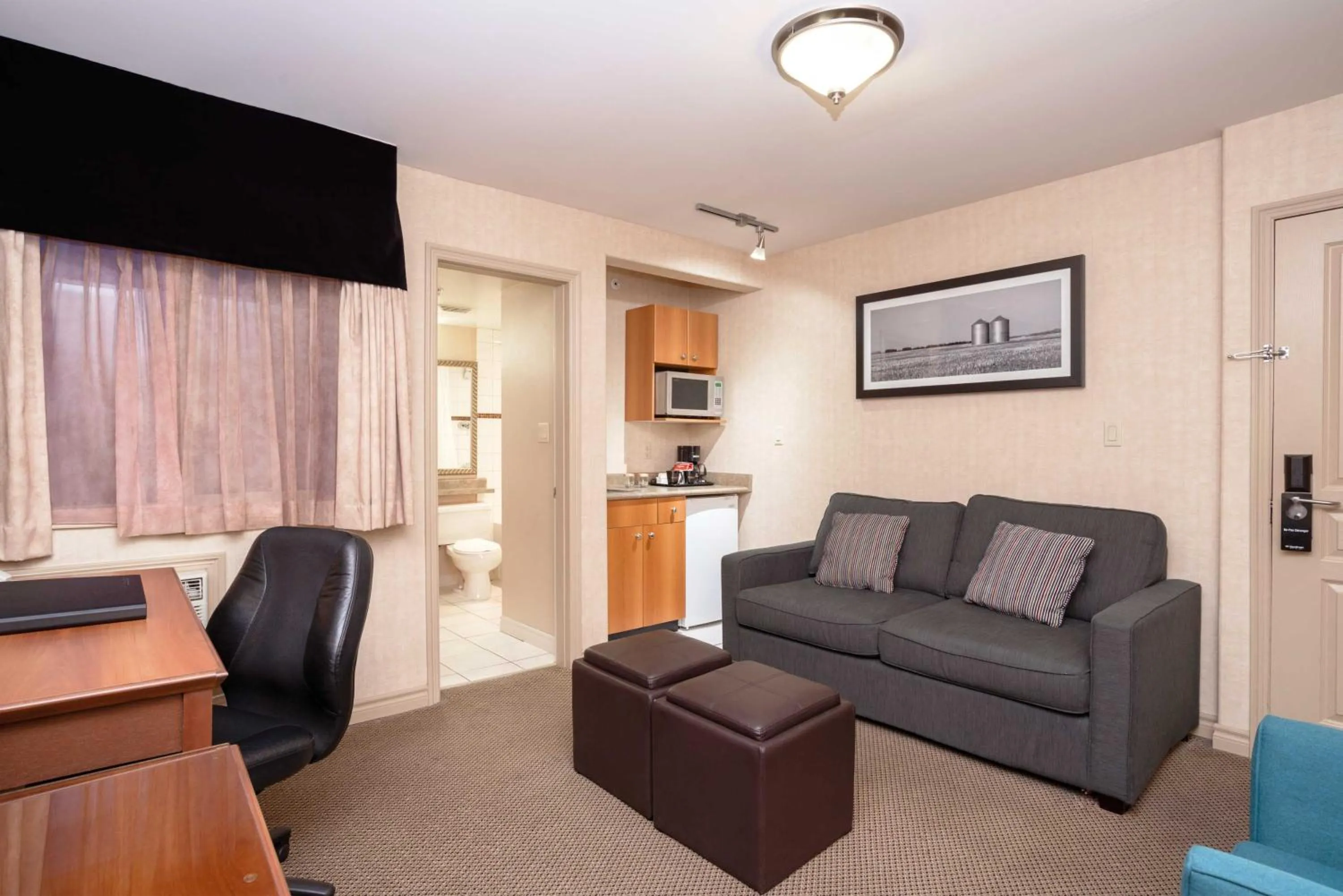 Photo of the whole room in Sandman Hotel & Suites Regina