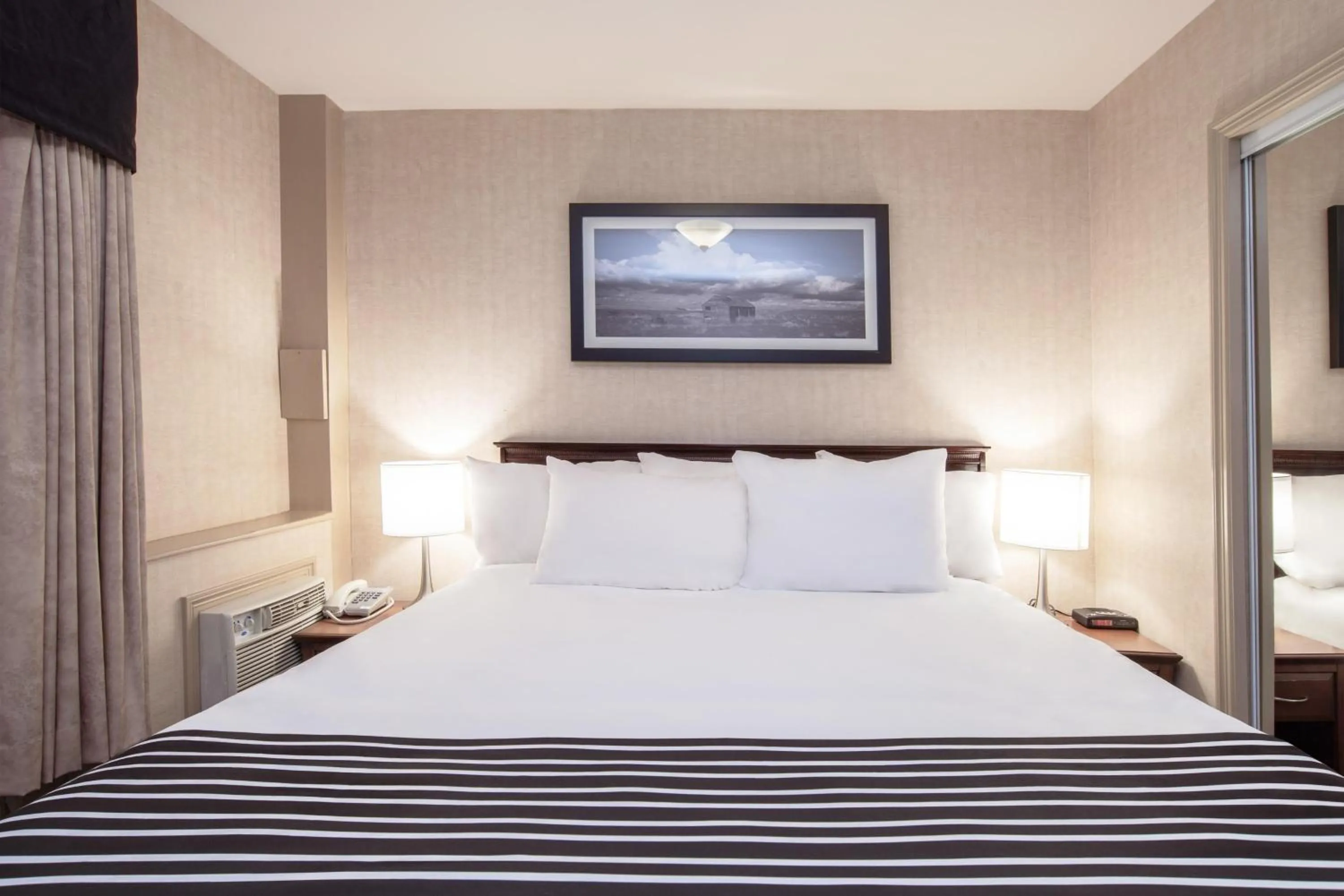 Photo of the whole room, Bed in Sandman Hotel & Suites Regina