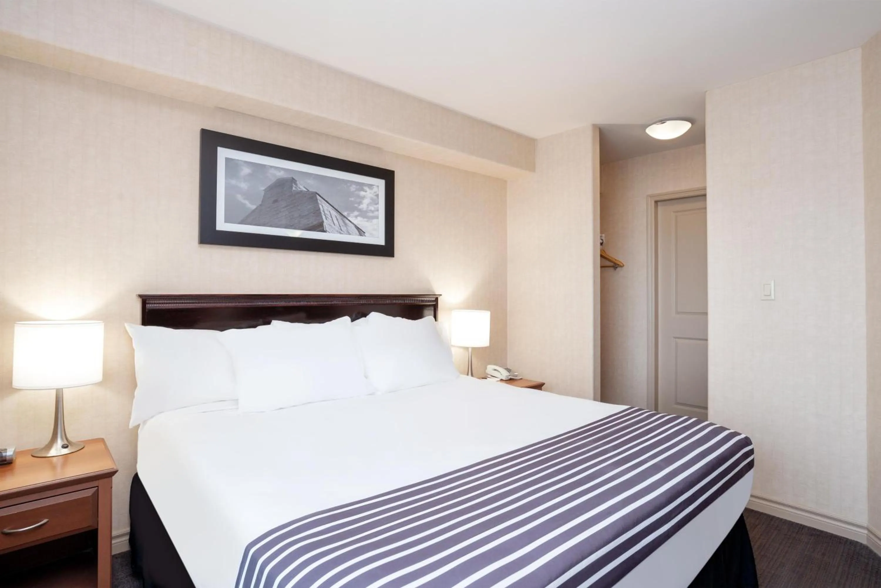 Photo of the whole room, Bed in Sandman Hotel & Suites Regina